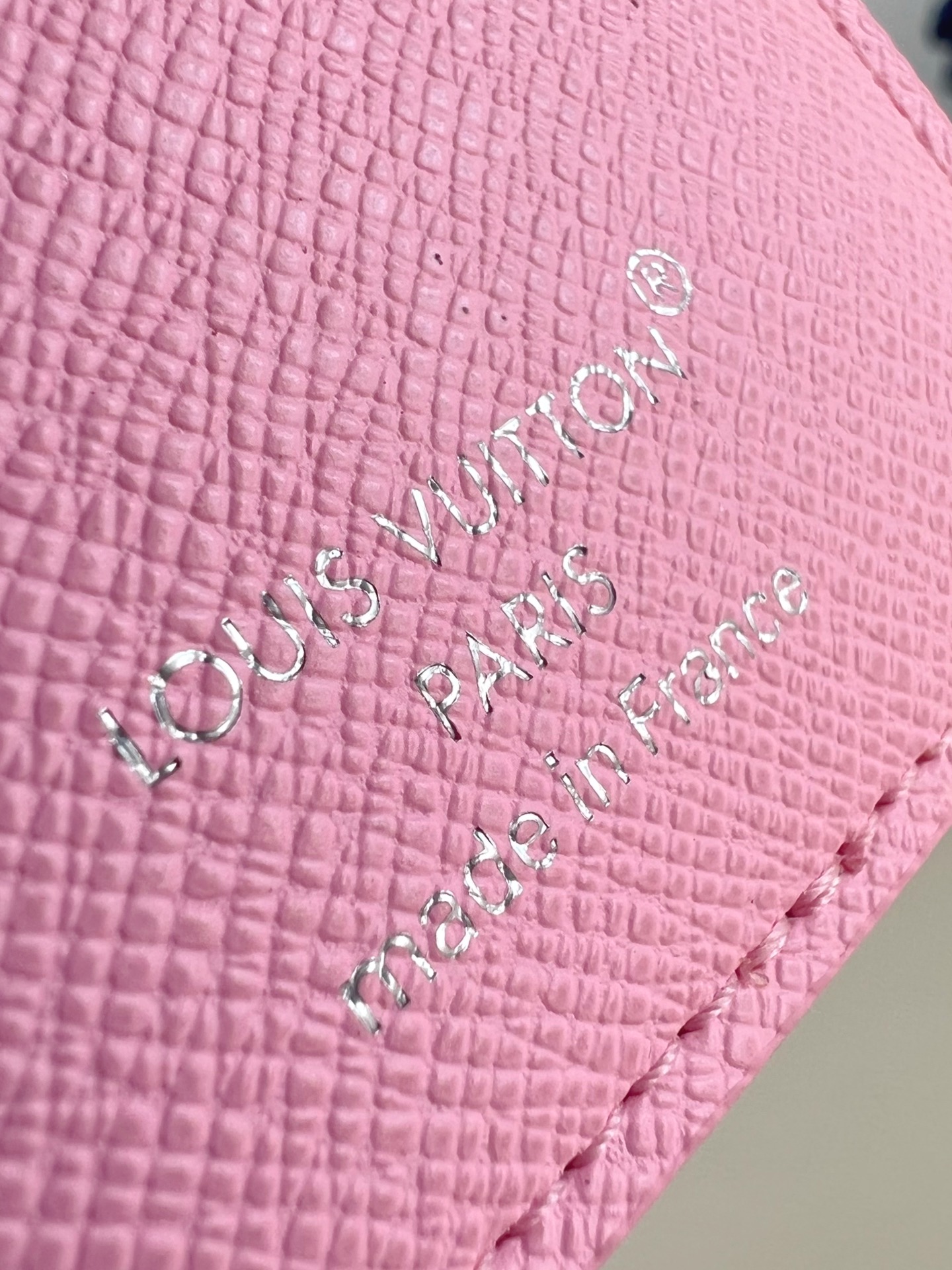 【顶级原单 M26800粉 】本款口袋钱夹取材 Brushed Monogram 皮革，呈现褪色效果 M