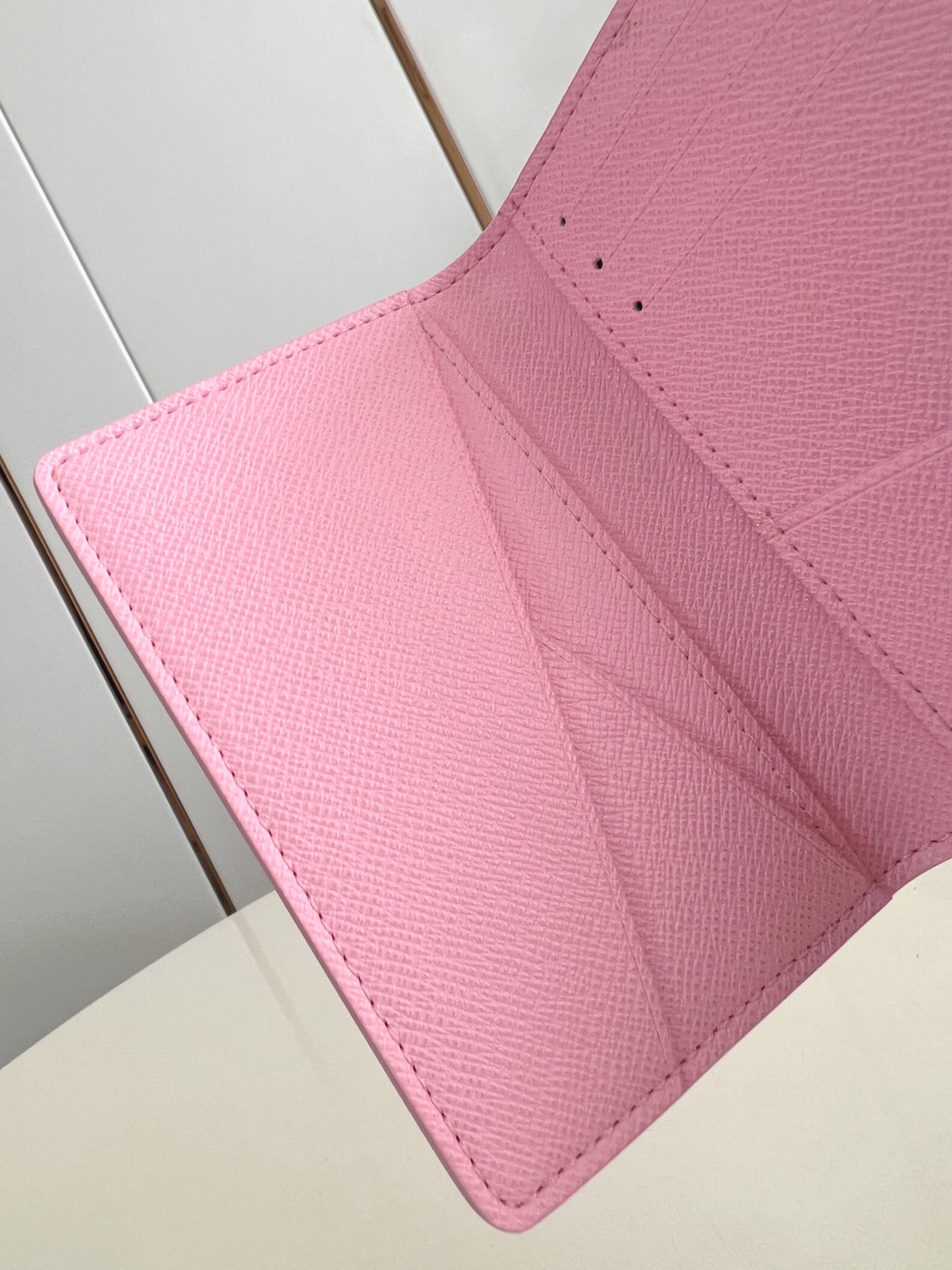 【顶级原单 M26800粉 】本款口袋钱夹取材 Brushed Monogram 皮革，呈现褪色效果 M