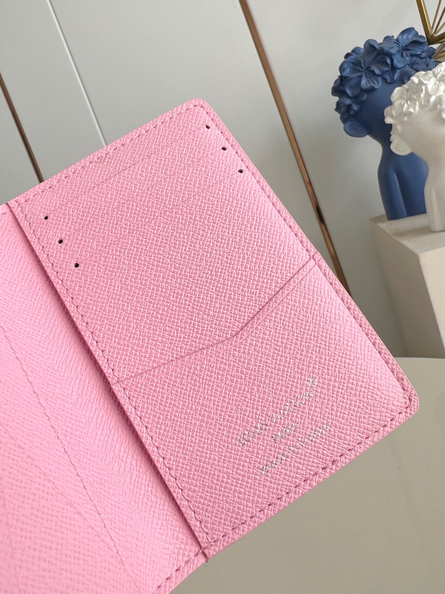 【顶级原单 M26800粉 】本款口袋钱夹取材 Brushed Monogram 皮革，呈现褪色效果 M