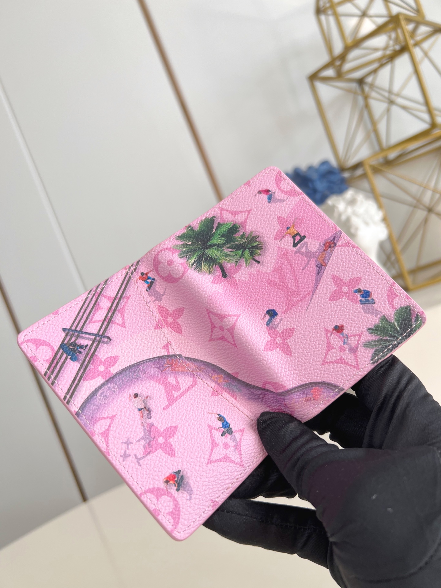 【顶级原单 M26800粉 】本款口袋钱夹取材 Brushed Monogram 皮革，呈现褪色效果 M