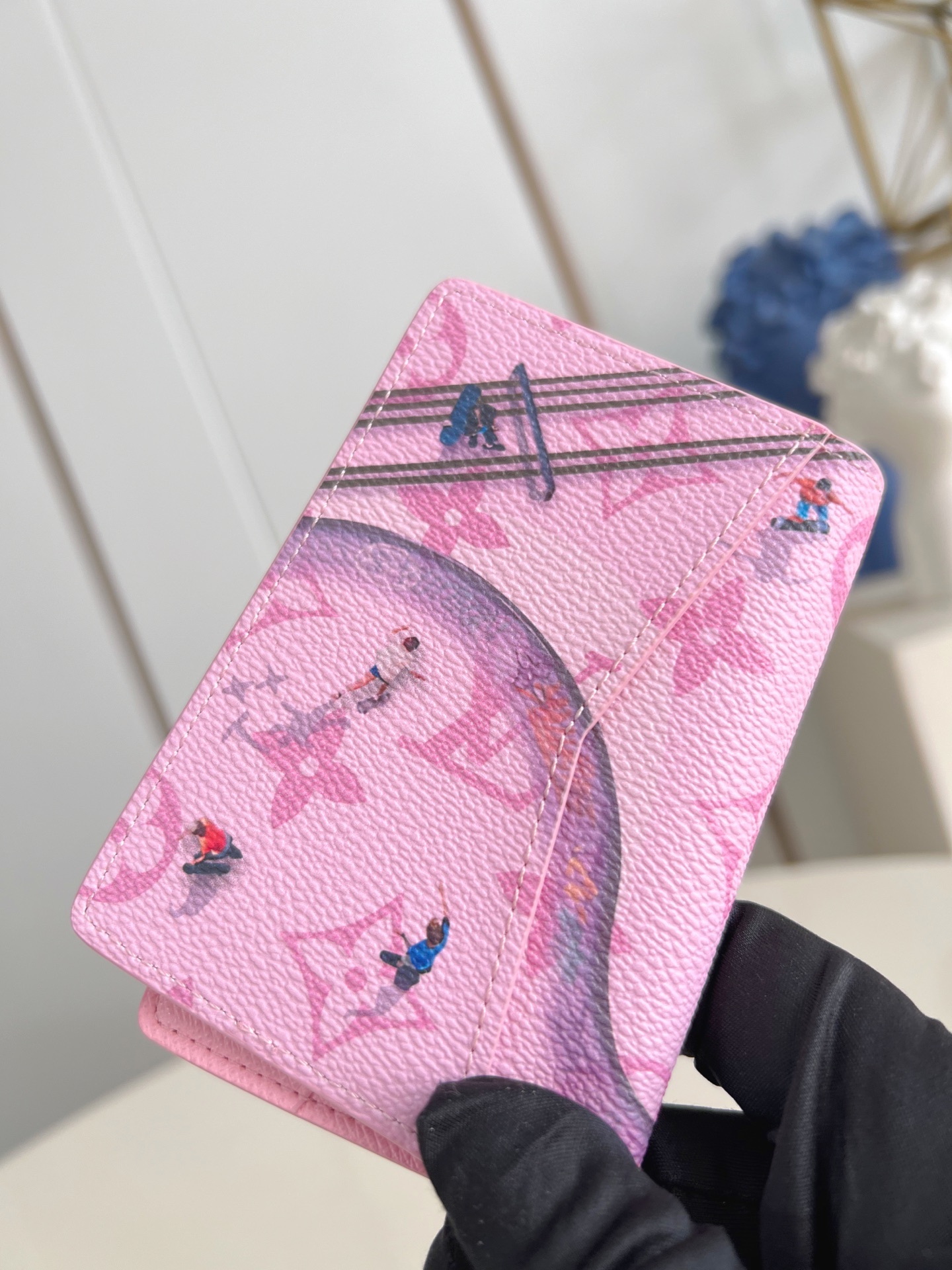 【顶级原单 M26800粉 】本款口袋钱夹取材 Brushed Monogram 皮革，呈现褪色效果 M