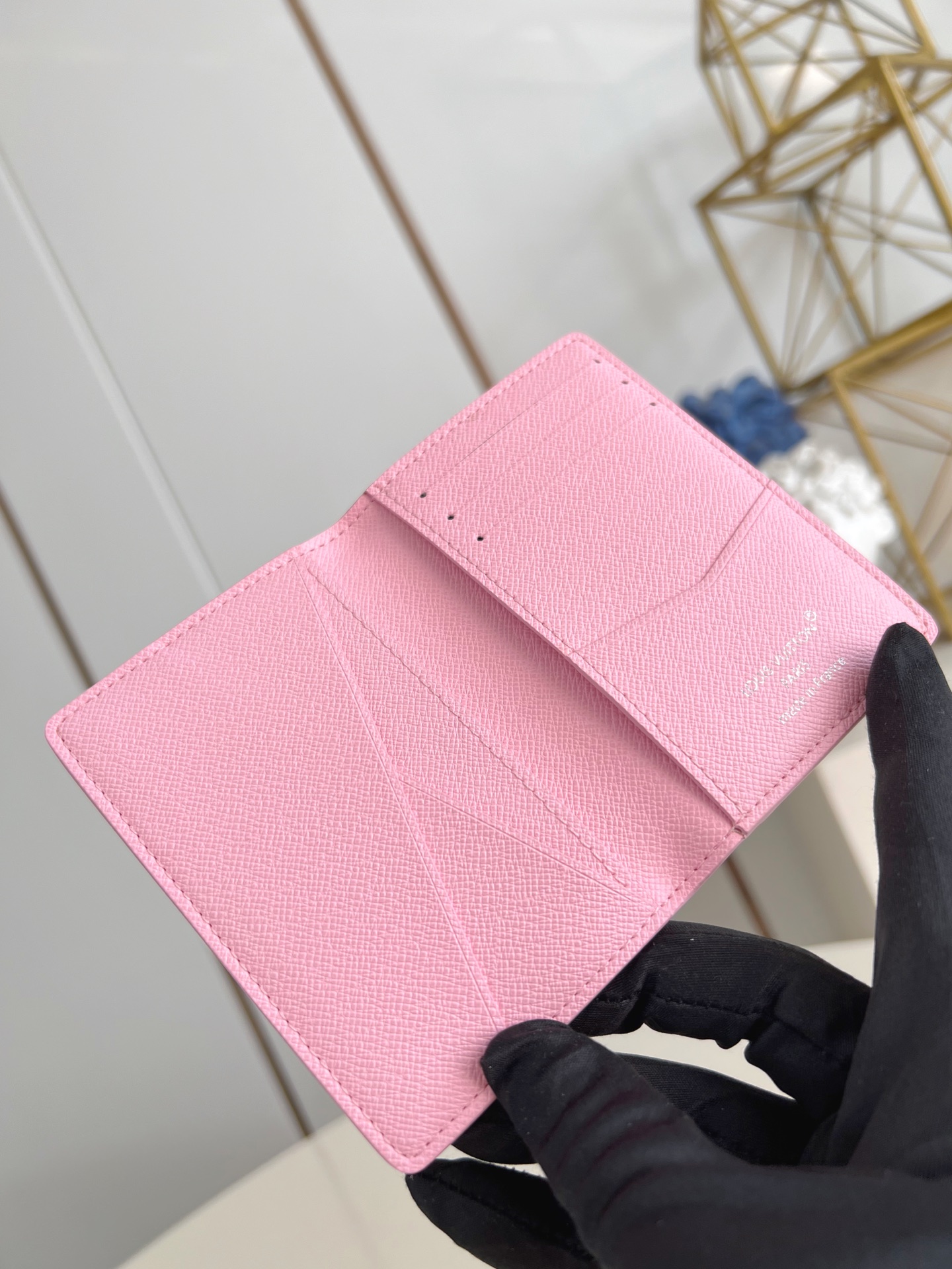 【顶级原单 M26800粉 】本款口袋钱夹取材 Brushed Monogram 皮革，呈现褪色效果 M