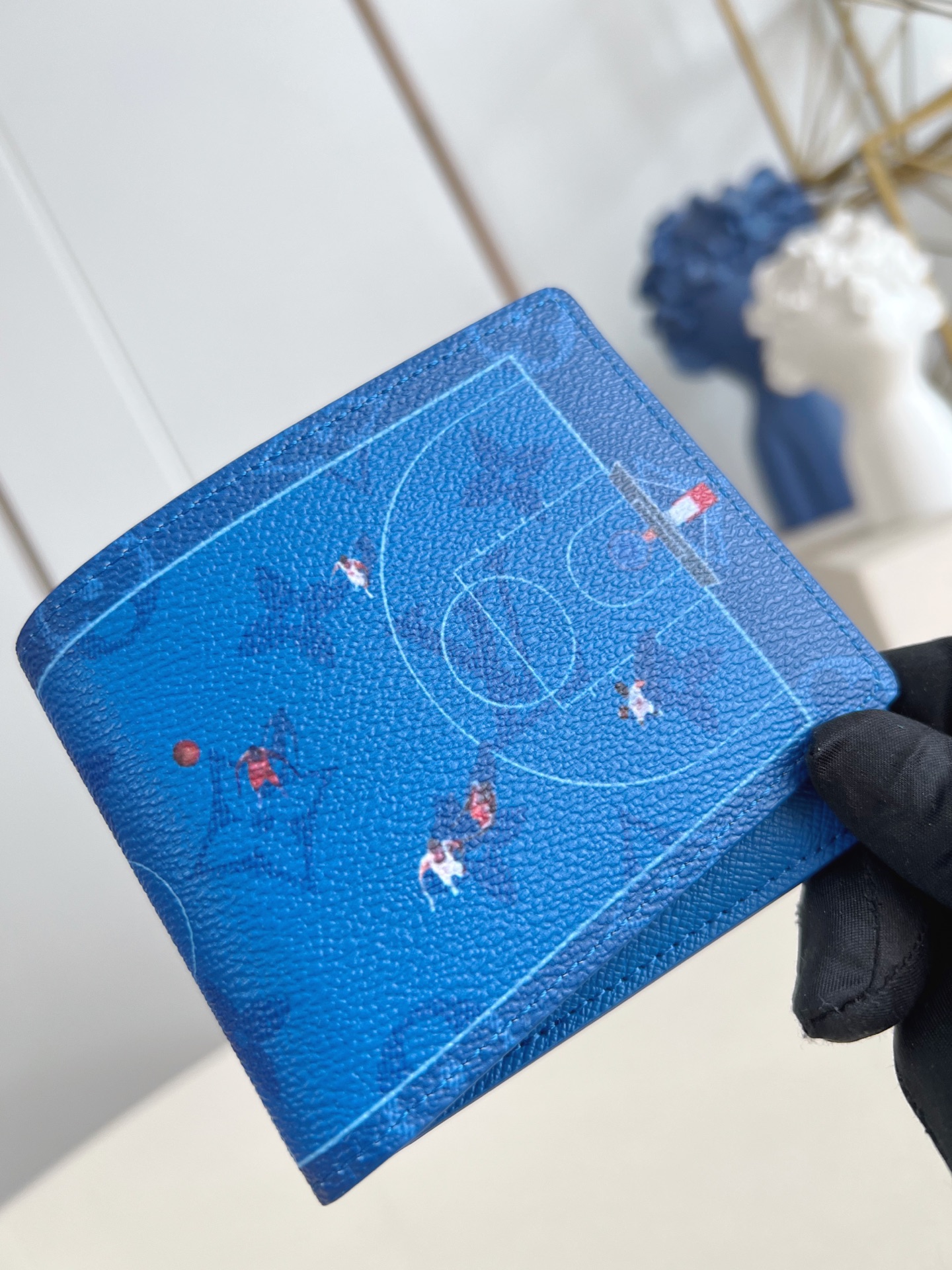 【顶级原单 M26801蓝 】Slender 钱包采用 Monogram 帆布制造，设有多个口袋，可供放