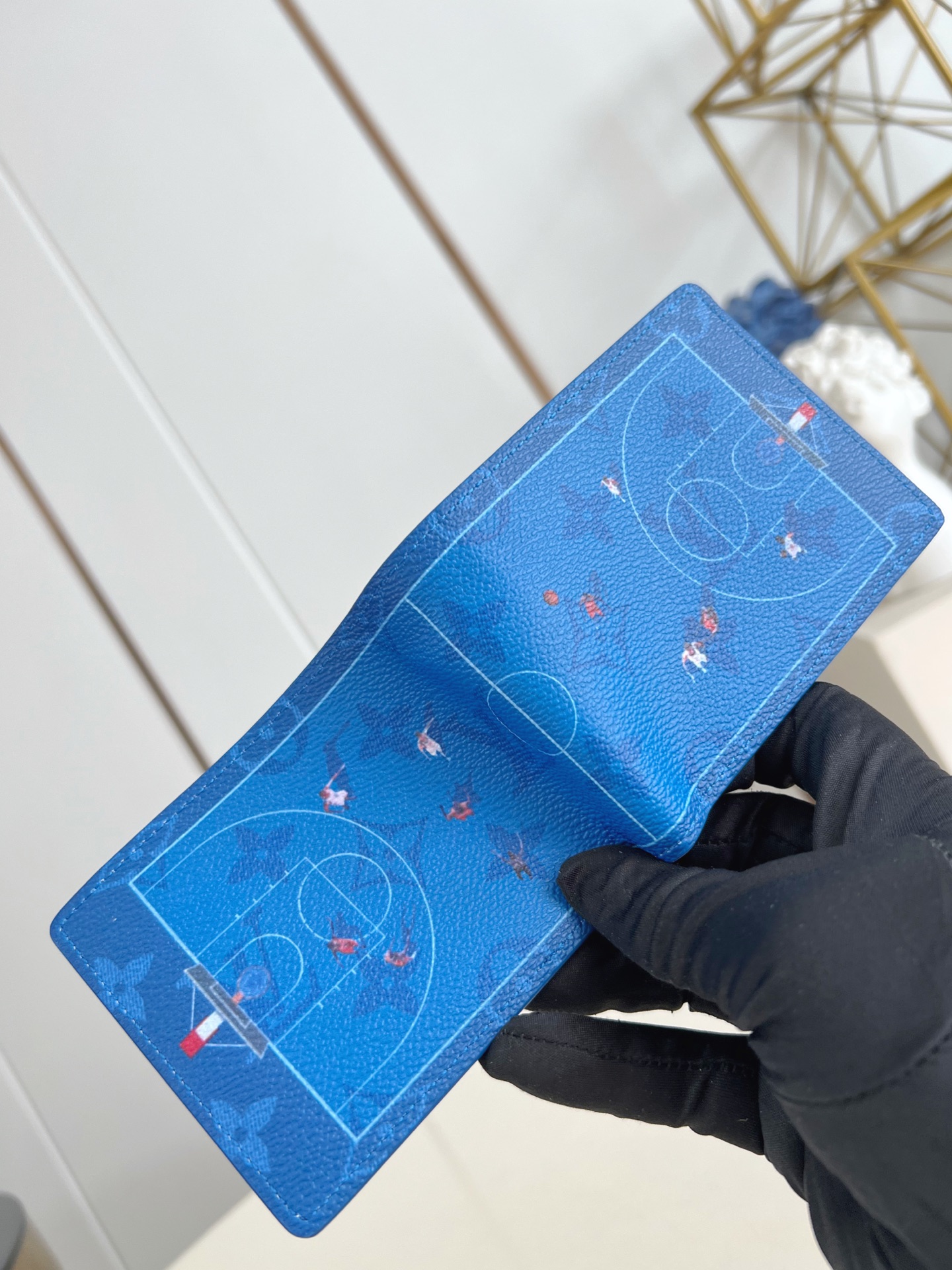 【顶级原单 M26801蓝 】Slender 钱包采用 Monogram 帆布制造，设有多个口袋，可供放