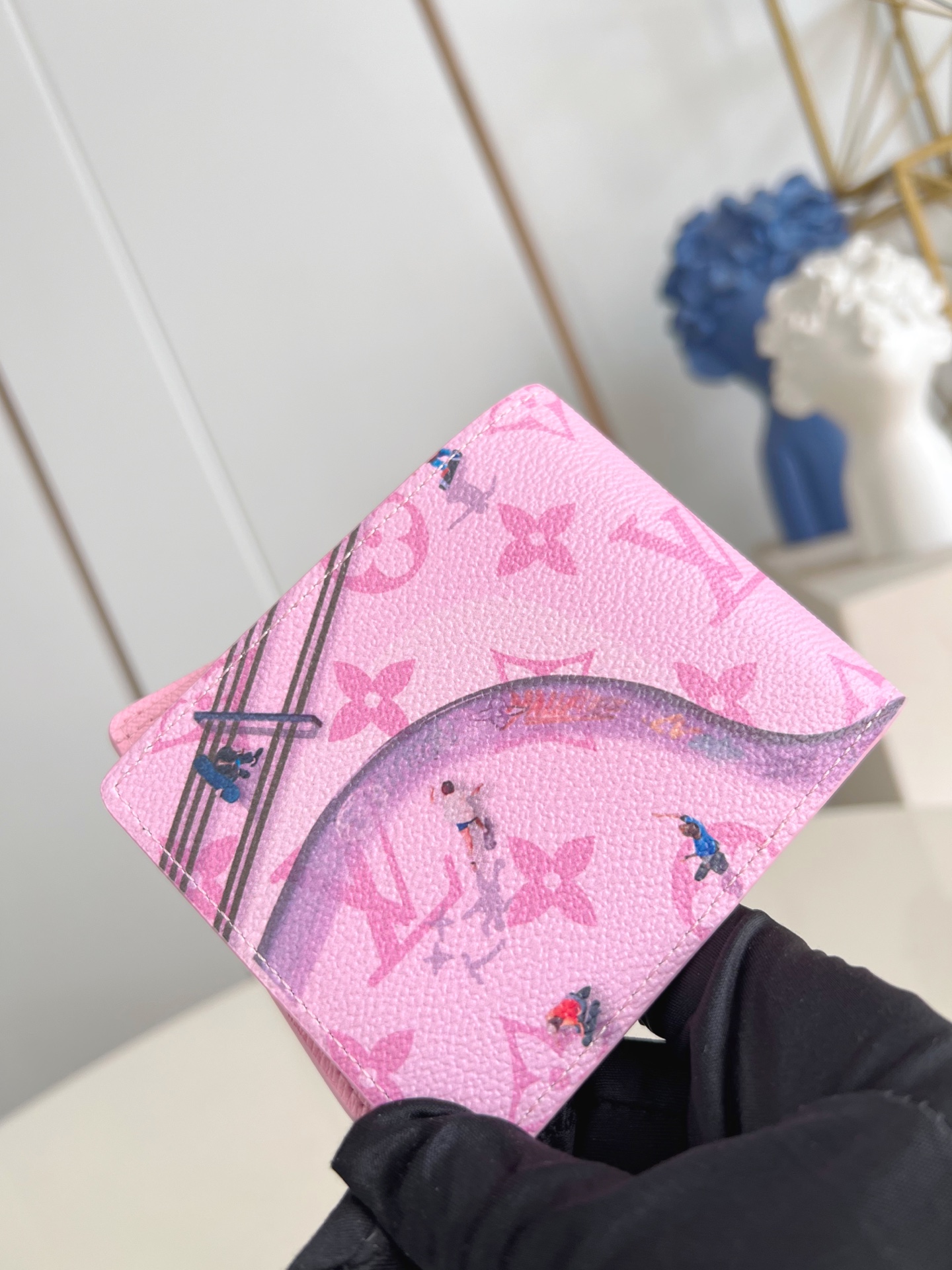 【顶级原单 M26802粉 】Slender 钱包采用 Monogram 帆布制造，设有多个口袋，可供放