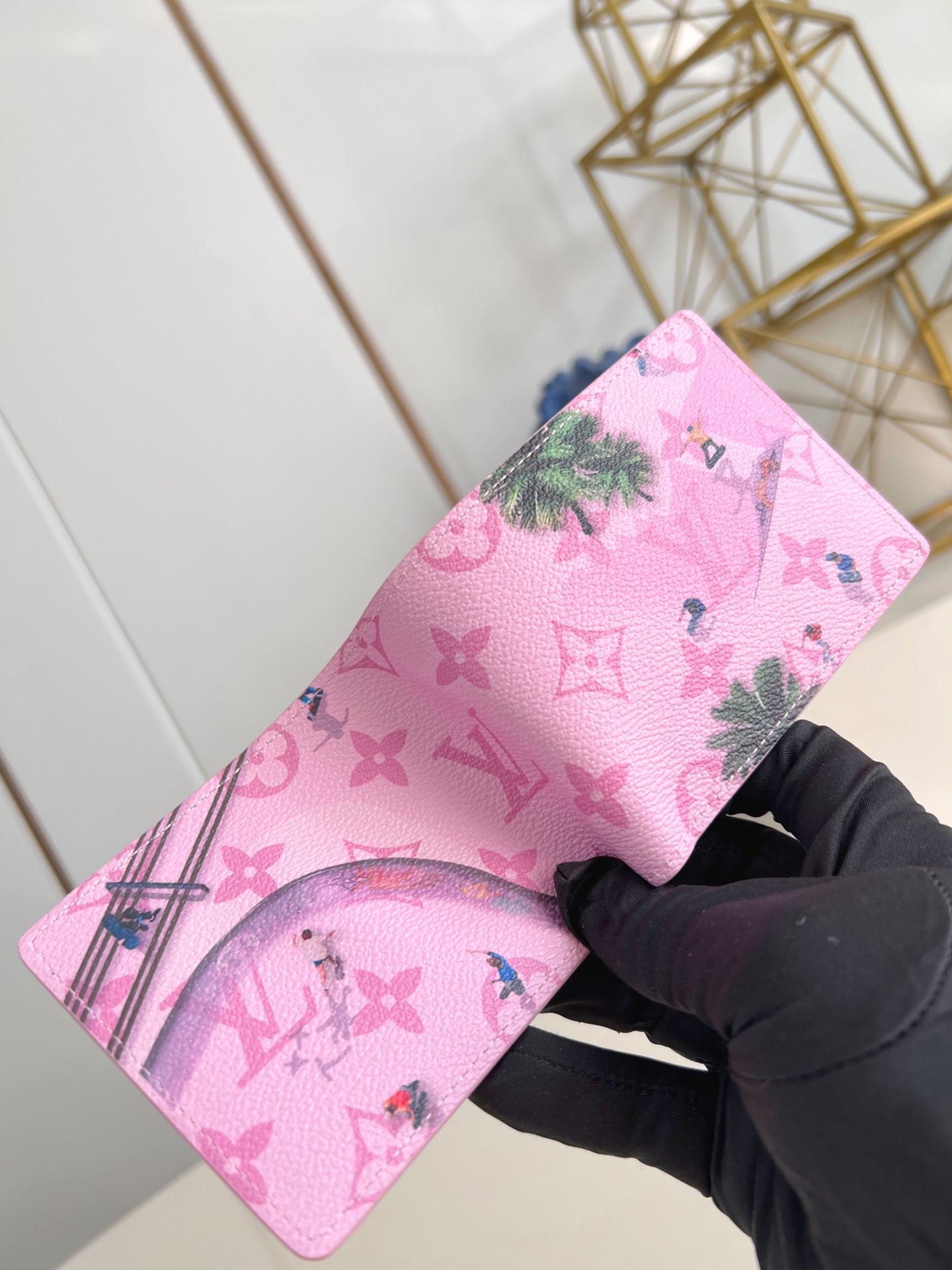 【顶级原单 M26802粉 】Slender 钱包采用 Monogram 帆布制造，设有多个口袋，可供放