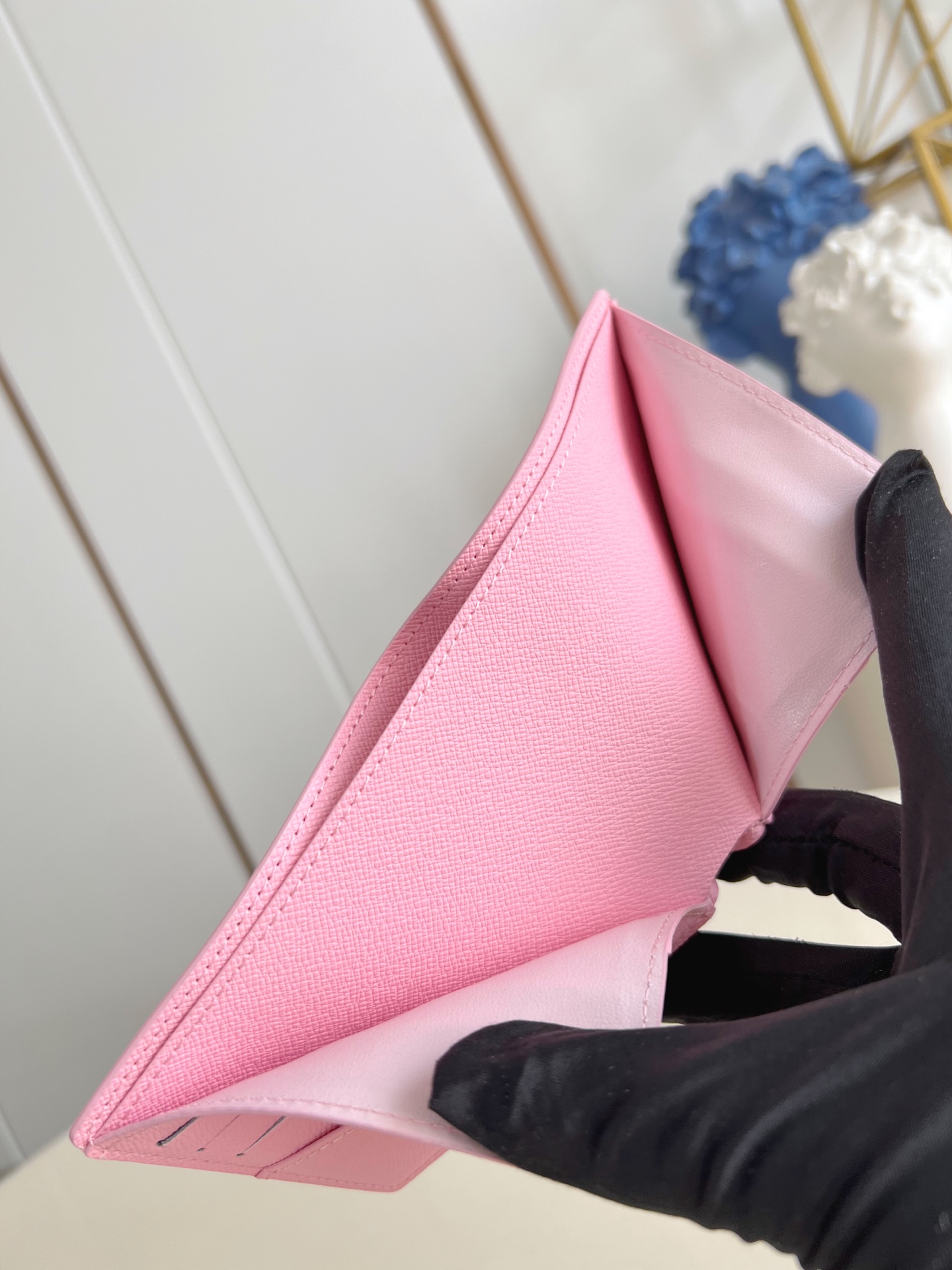 【顶级原单 M26802粉 】Slender 钱包采用 Monogram 帆布制造，设有多个口袋，可供放