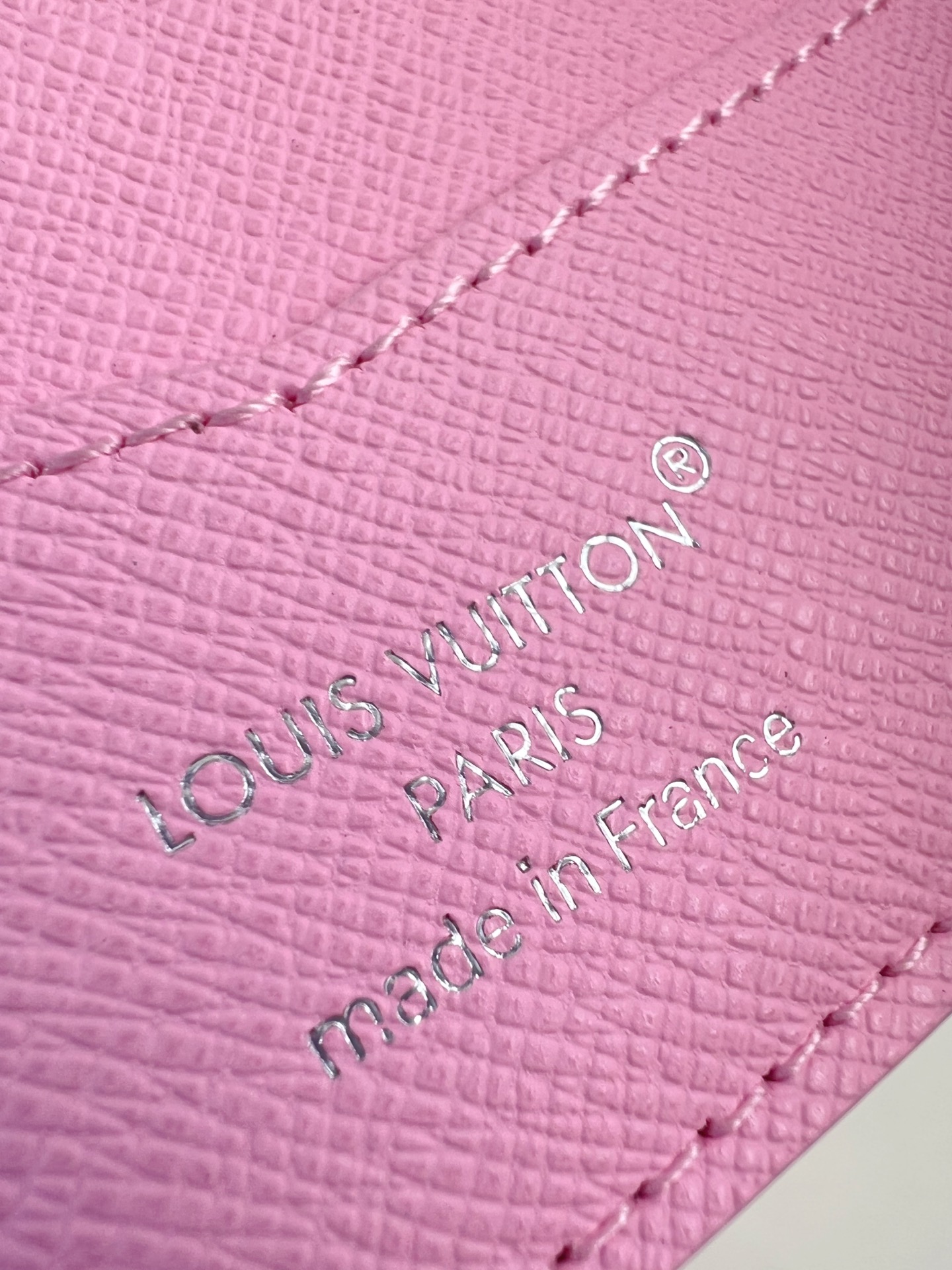 【顶级原单 M26802粉 】Slender 钱包采用 Monogram 帆布制造，设有多个口袋，可供放