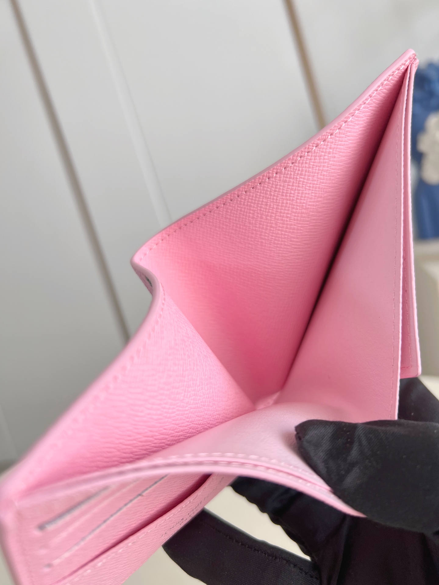 【顶级原单 M26802粉 】Slender 钱包采用 Monogram 帆布制造，设有多个口袋，可供放