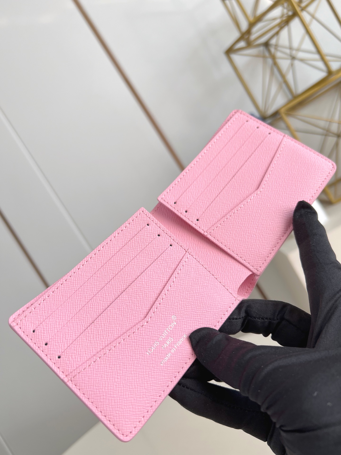 【顶级原单 M26802粉 】Slender 钱包采用 Monogram 帆布制造，设有多个口袋，可供放