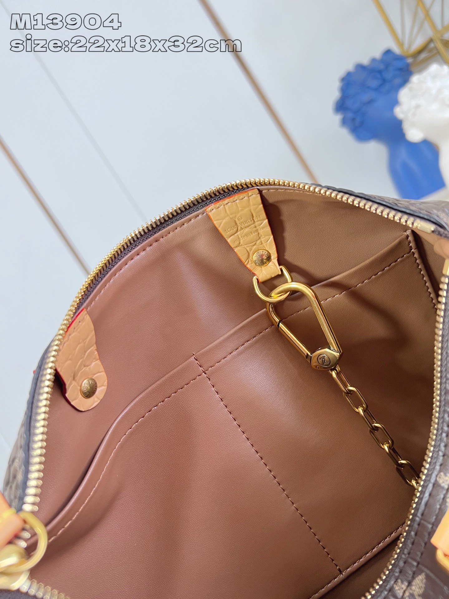 【顶级原单 M13904啡鳄鱼纹 】 peedy Bandoulière 30 手袋采用印有经典 Mon