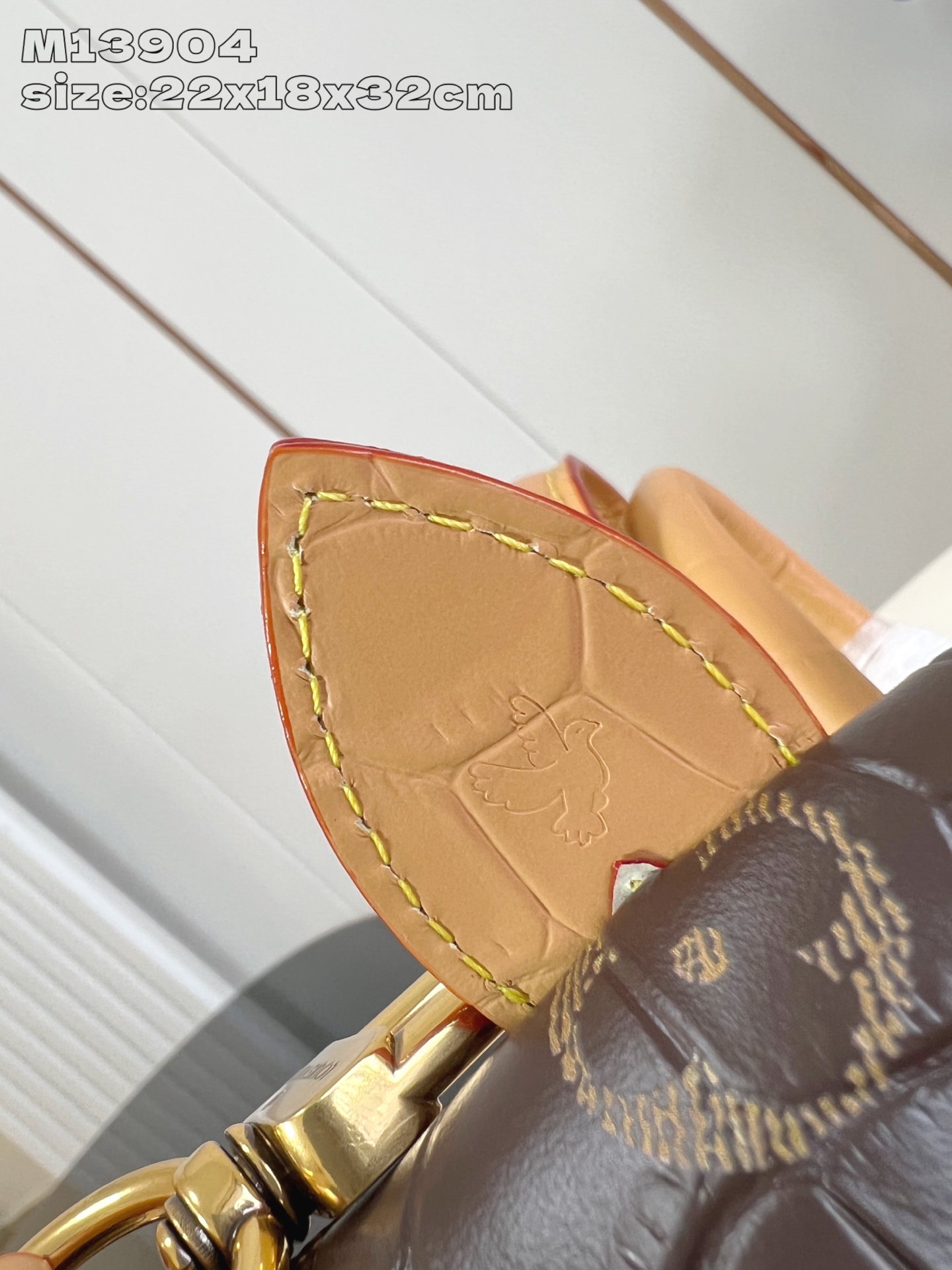 【顶级原单 M13904啡鳄鱼纹 】 peedy Bandoulière 30 手袋采用印有经典 Mon