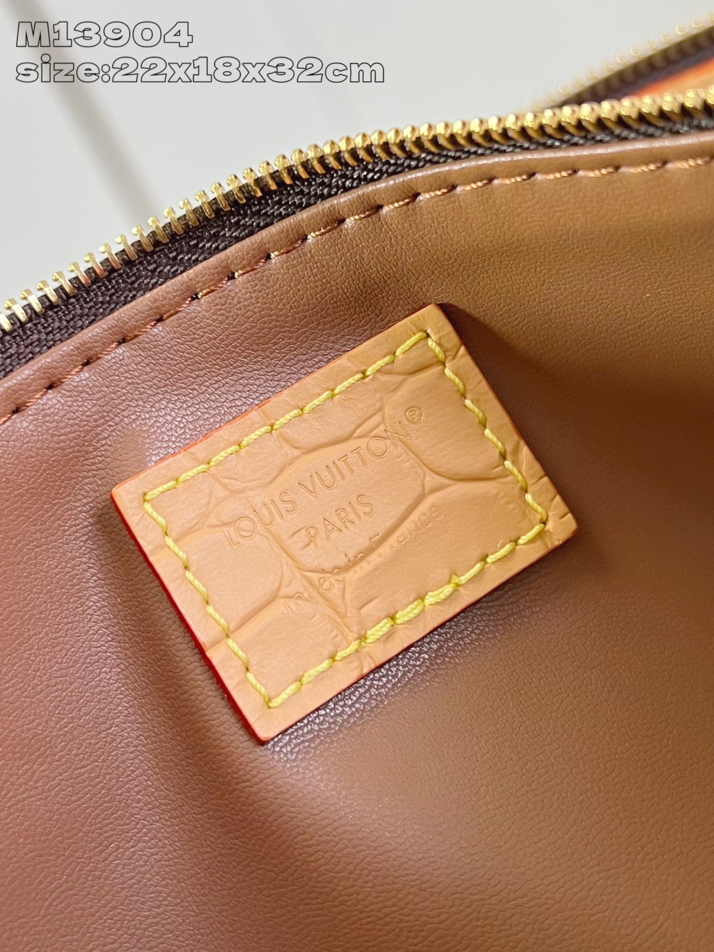 【顶级原单 M13904啡鳄鱼纹 】 peedy Bandoulière 30 手袋采用印有经典 Mon