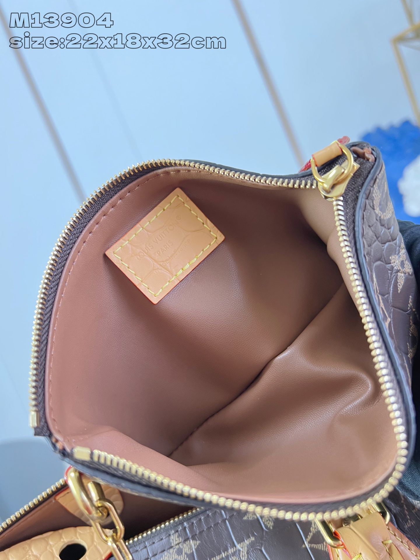 【顶级原单 M13904啡鳄鱼纹 】 peedy Bandoulière 30 手袋采用印有经典 Mon