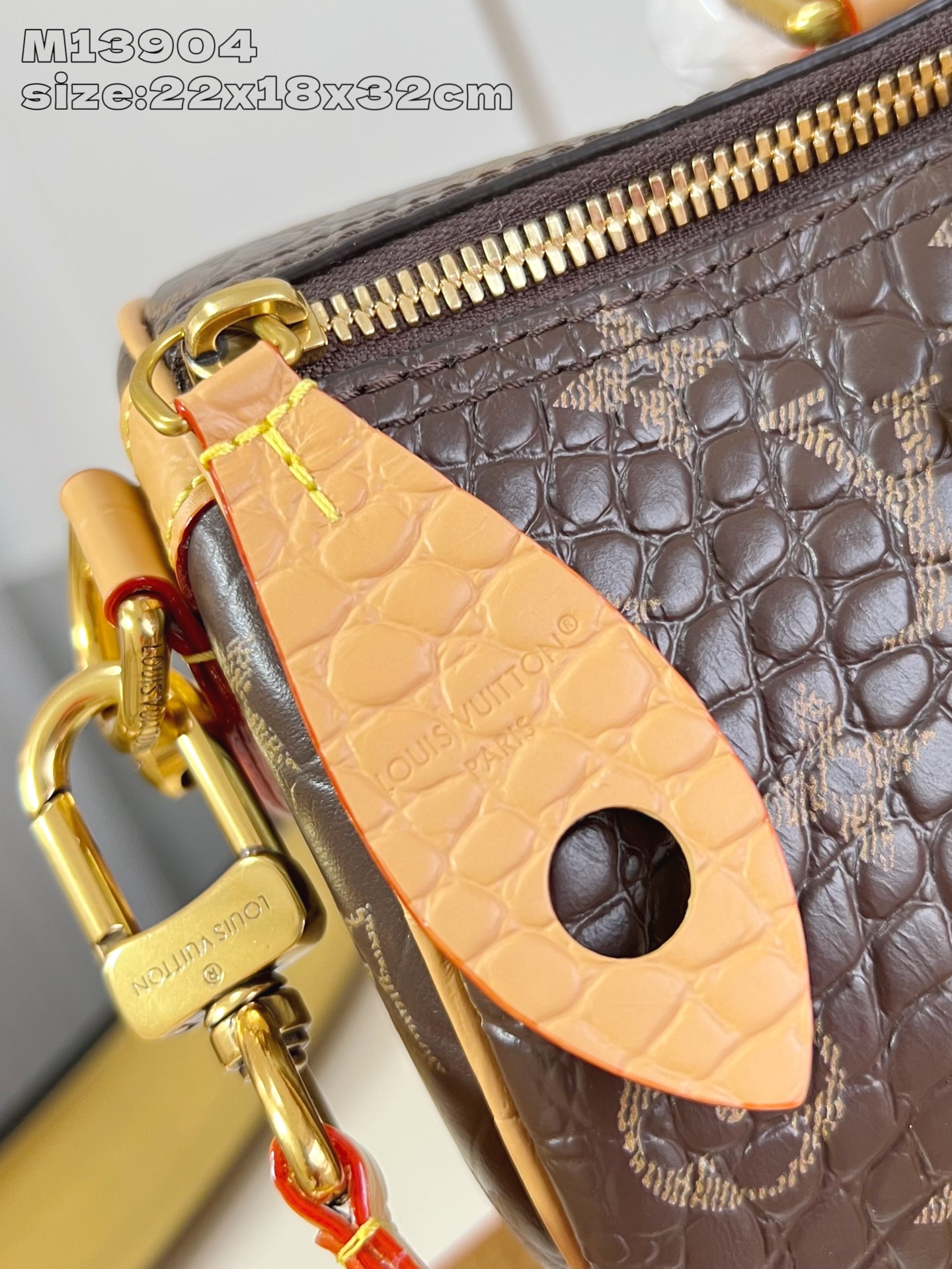 【顶级原单 M13904啡鳄鱼纹 】 peedy Bandoulière 30 手袋采用印有经典 Mon