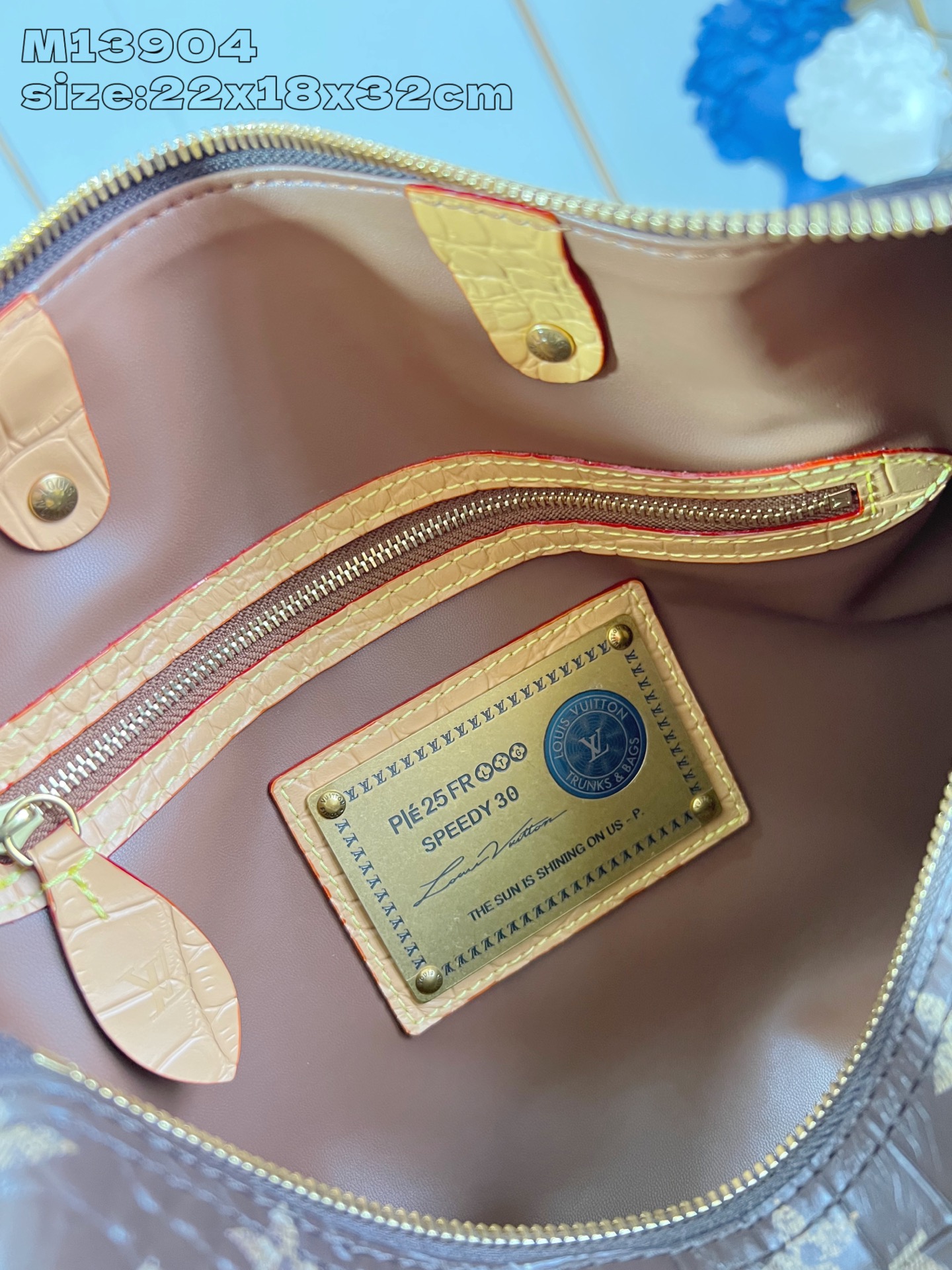 【顶级原单 M13904啡鳄鱼纹 】 peedy Bandoulière 30 手袋采用印有经典 Mon