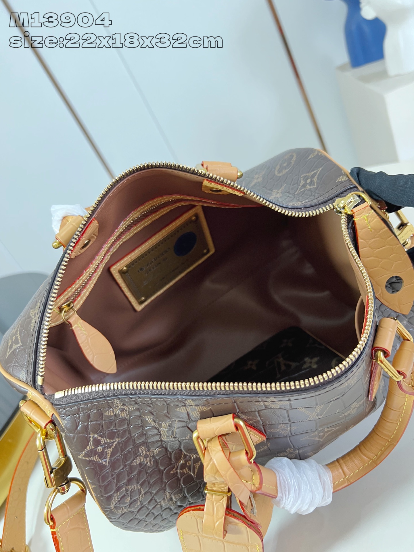 【顶级原单 M13904啡鳄鱼纹 】 peedy Bandoulière 30 手袋采用印有经典 Mon