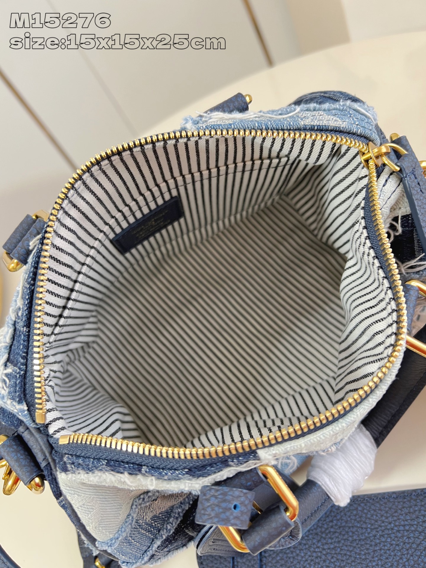 【顶级原单 M15276 】本款 Speedy 25 Bandoulière 手袋依托日式拼布工艺，为砂