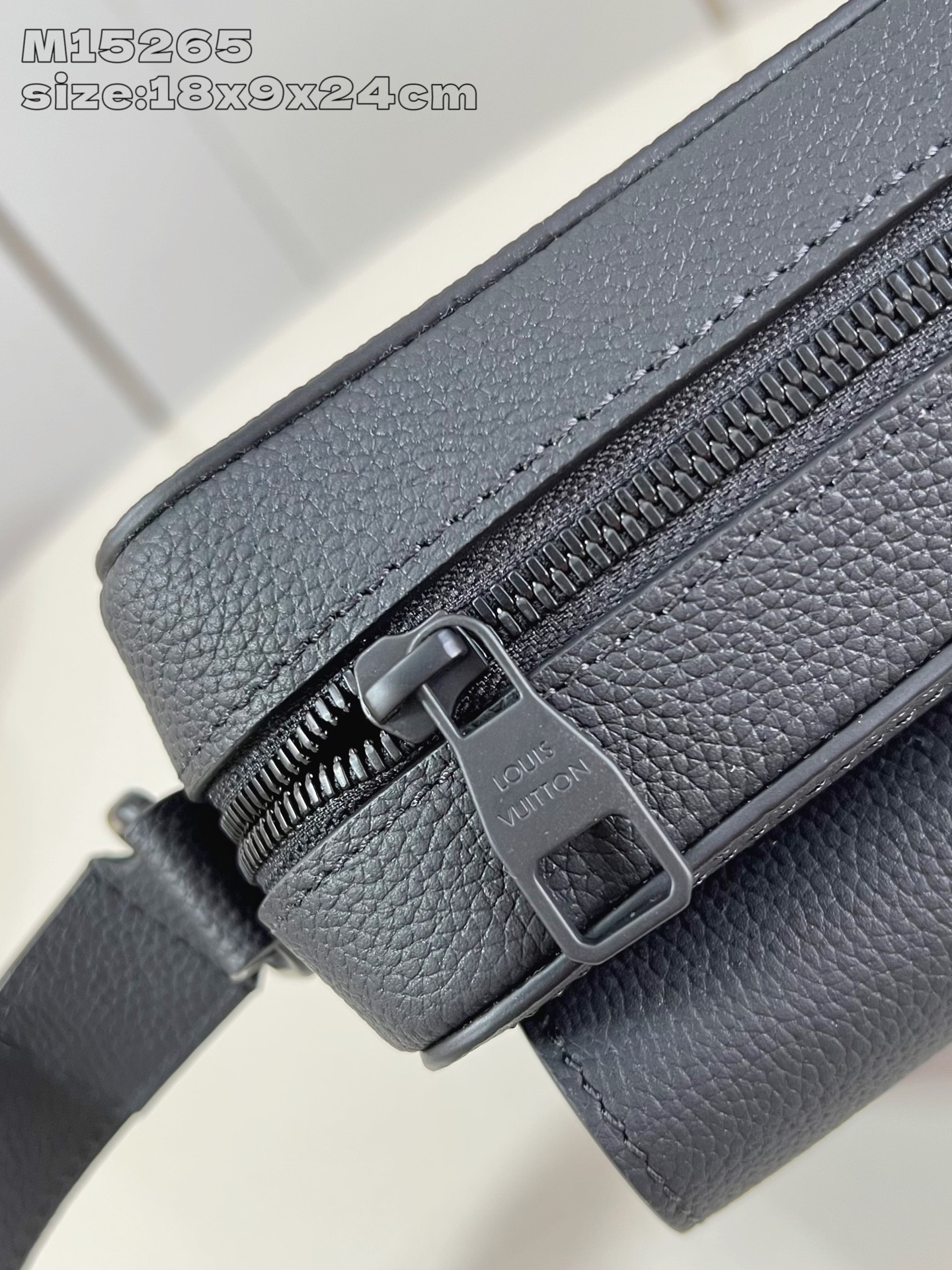 【顶级原单 M15265 】Boarding 邮差包取材轻质耐磨的蜡面牛皮革，为精巧构型搭配内外贴袋，便