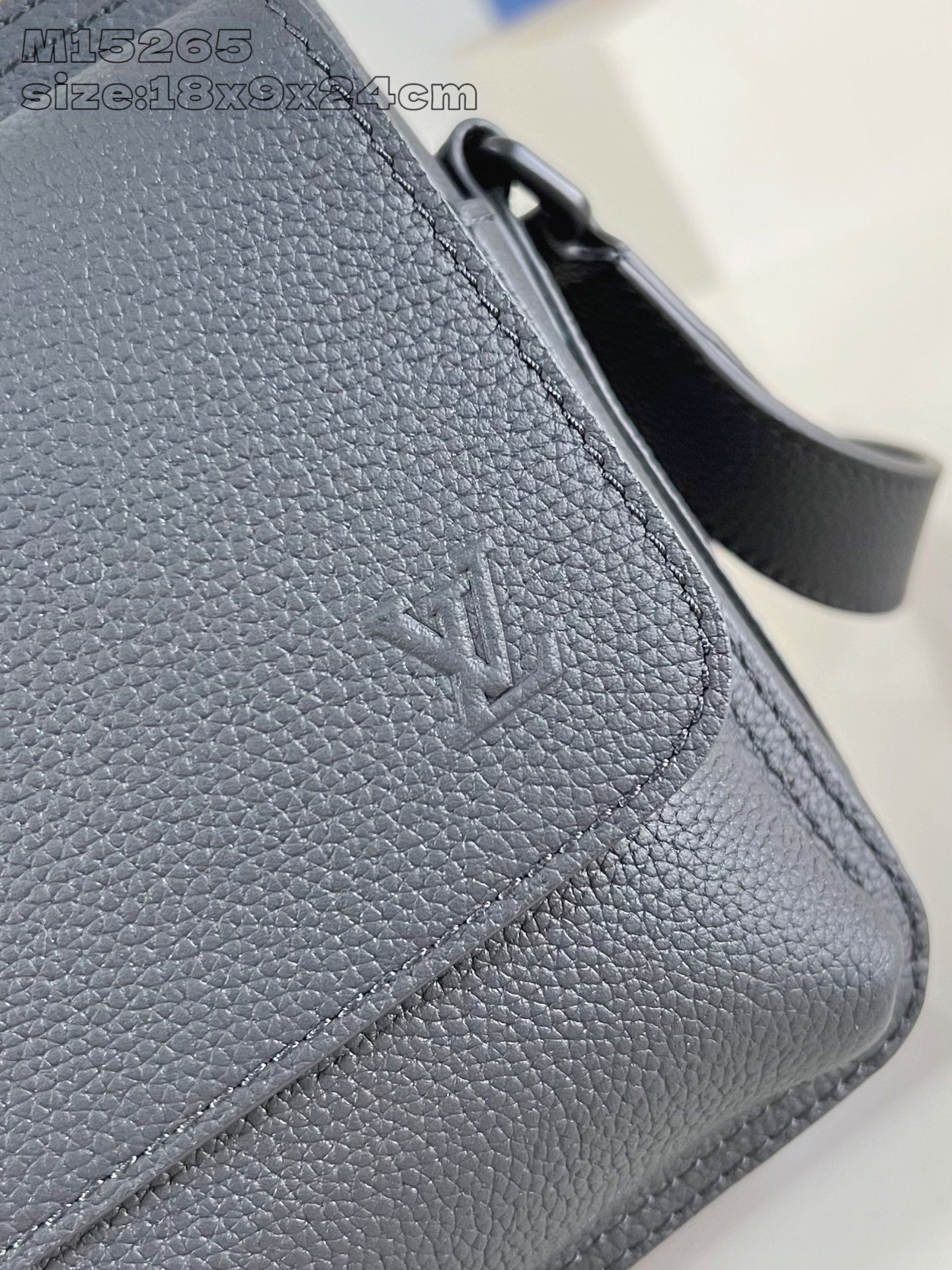 【顶级原单 M15265 】Boarding 邮差包取材轻质耐磨的蜡面牛皮革，为精巧构型搭配内外贴袋，便