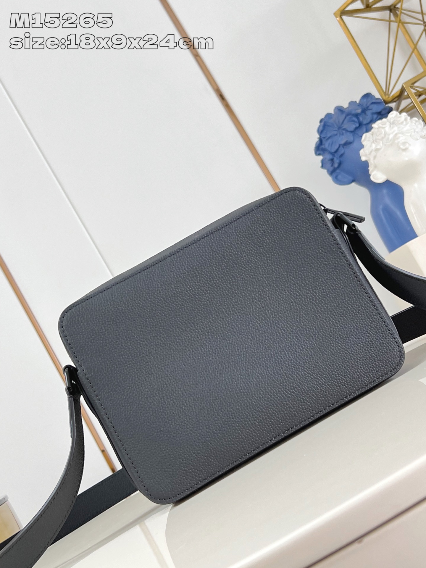 【顶级原单 M15265 】Boarding 邮差包取材轻质耐磨的蜡面牛皮革，为精巧构型搭配内外贴袋，便