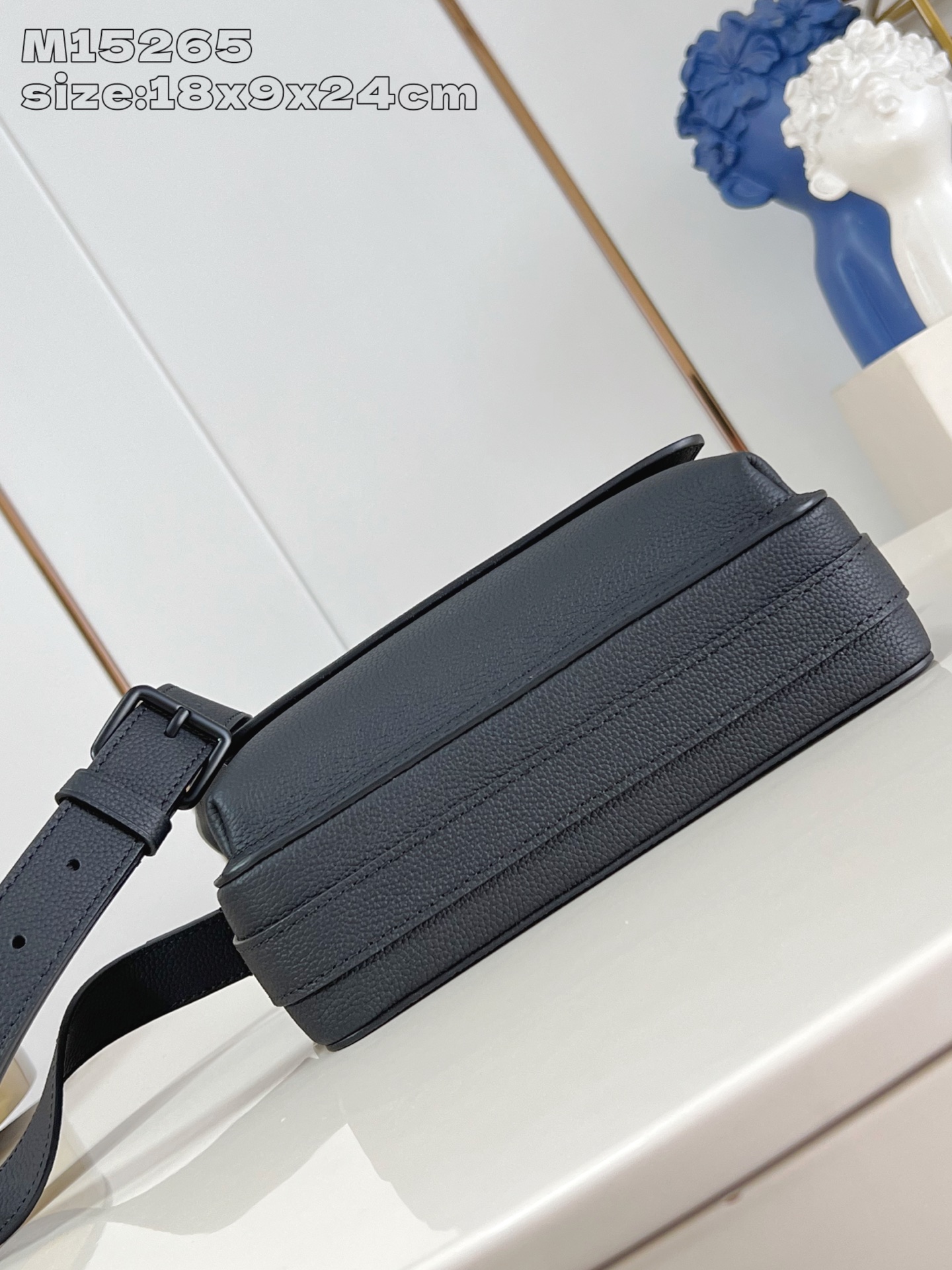 【顶级原单 M15265 】Boarding 邮差包取材轻质耐磨的蜡面牛皮革，为精巧构型搭配内外贴袋，便