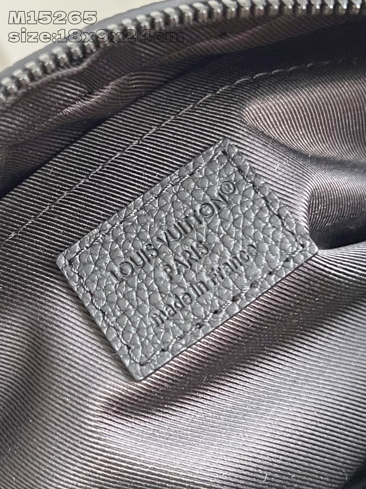 【顶级原单 M15265 】Boarding 邮差包取材轻质耐磨的蜡面牛皮革，为精巧构型搭配内外贴袋，便