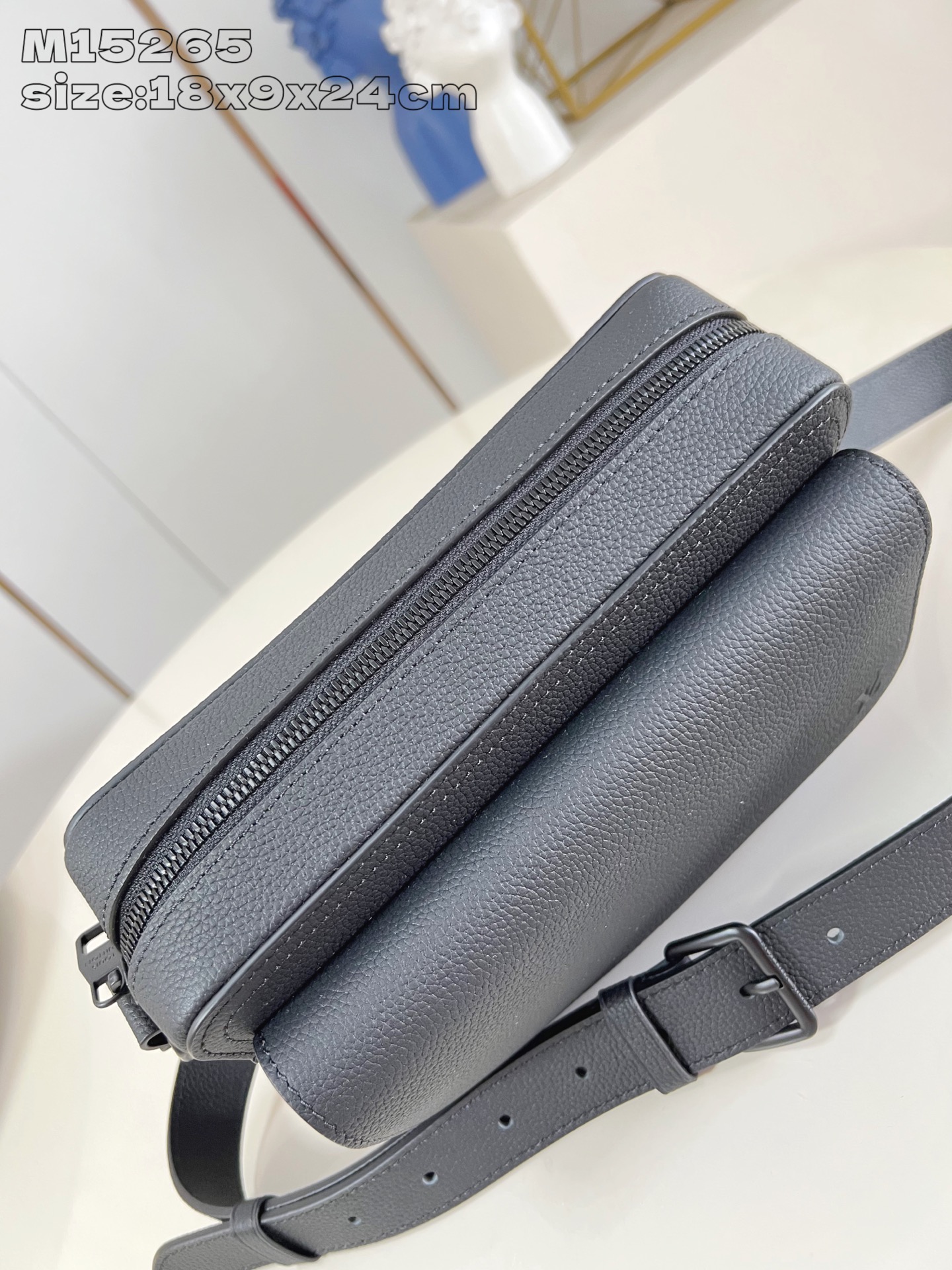 【顶级原单 M15265 】Boarding 邮差包取材轻质耐磨的蜡面牛皮革，为精巧构型搭配内外贴袋，便