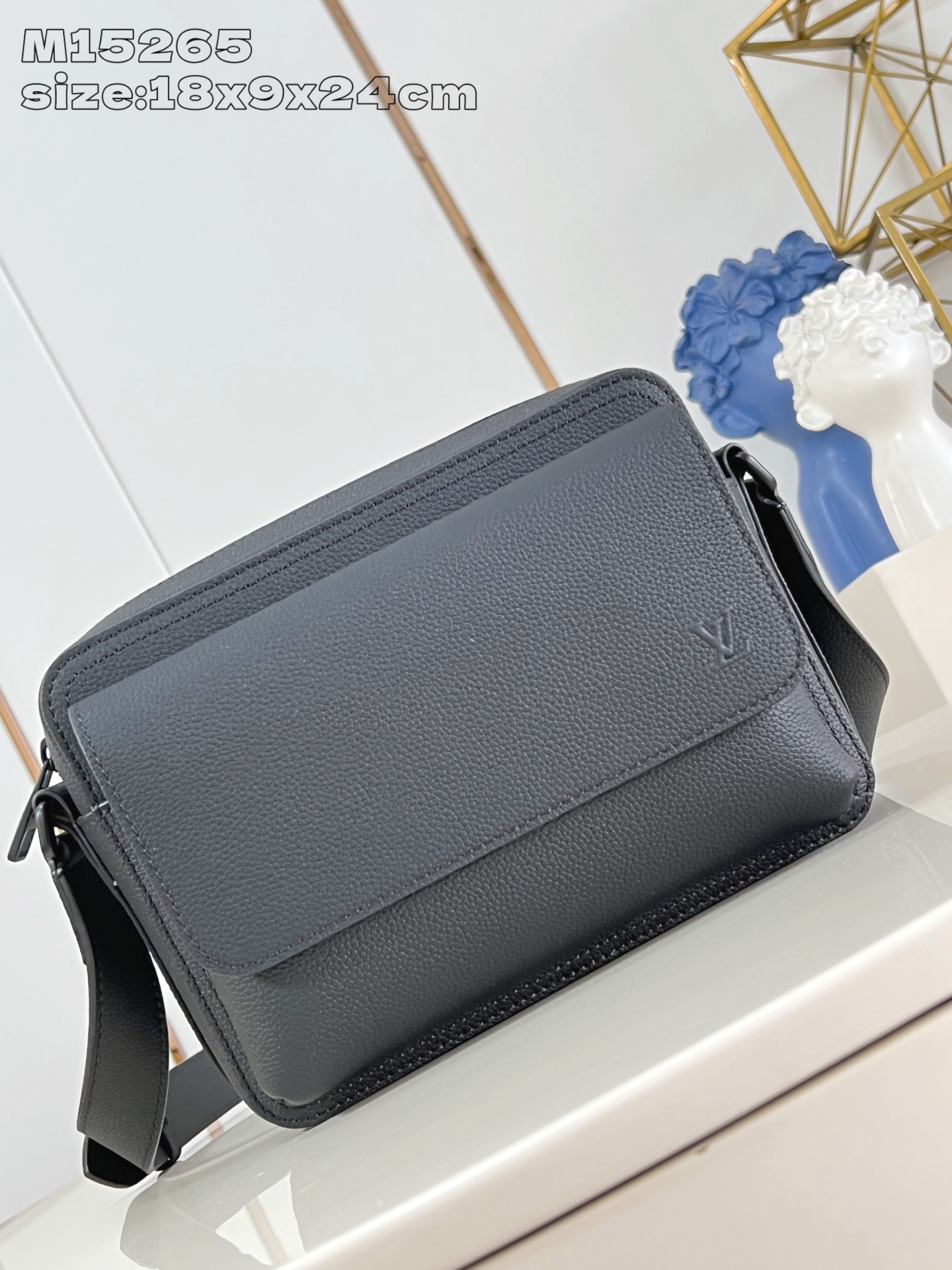 【顶级原单 M15265 】Boarding 邮差包取材轻质耐磨的蜡面牛皮革，为精巧构型搭配内外贴袋，便