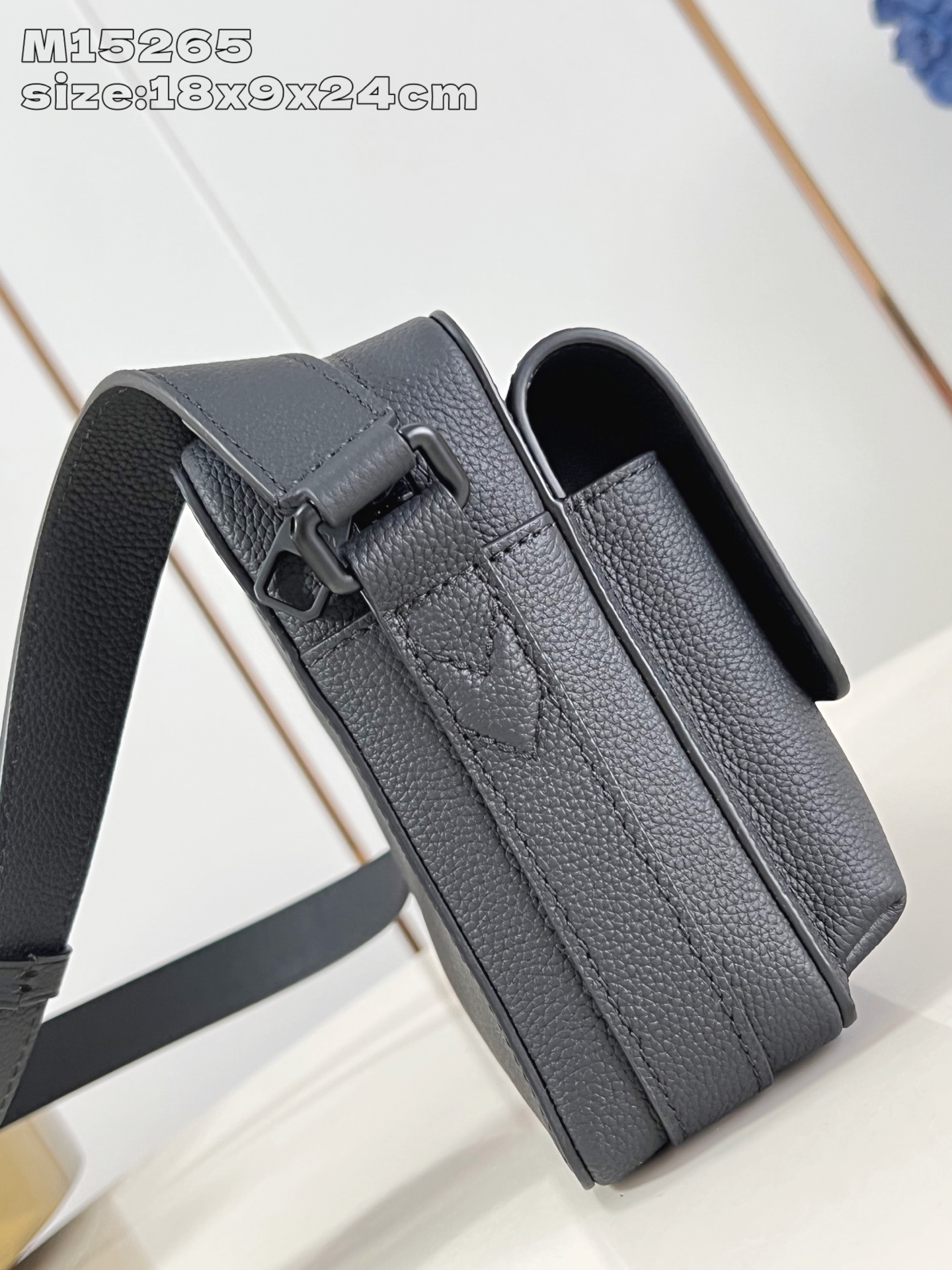 【顶级原单 M15265 】Boarding 邮差包取材轻质耐磨的蜡面牛皮革，为精巧构型搭配内外贴袋，便