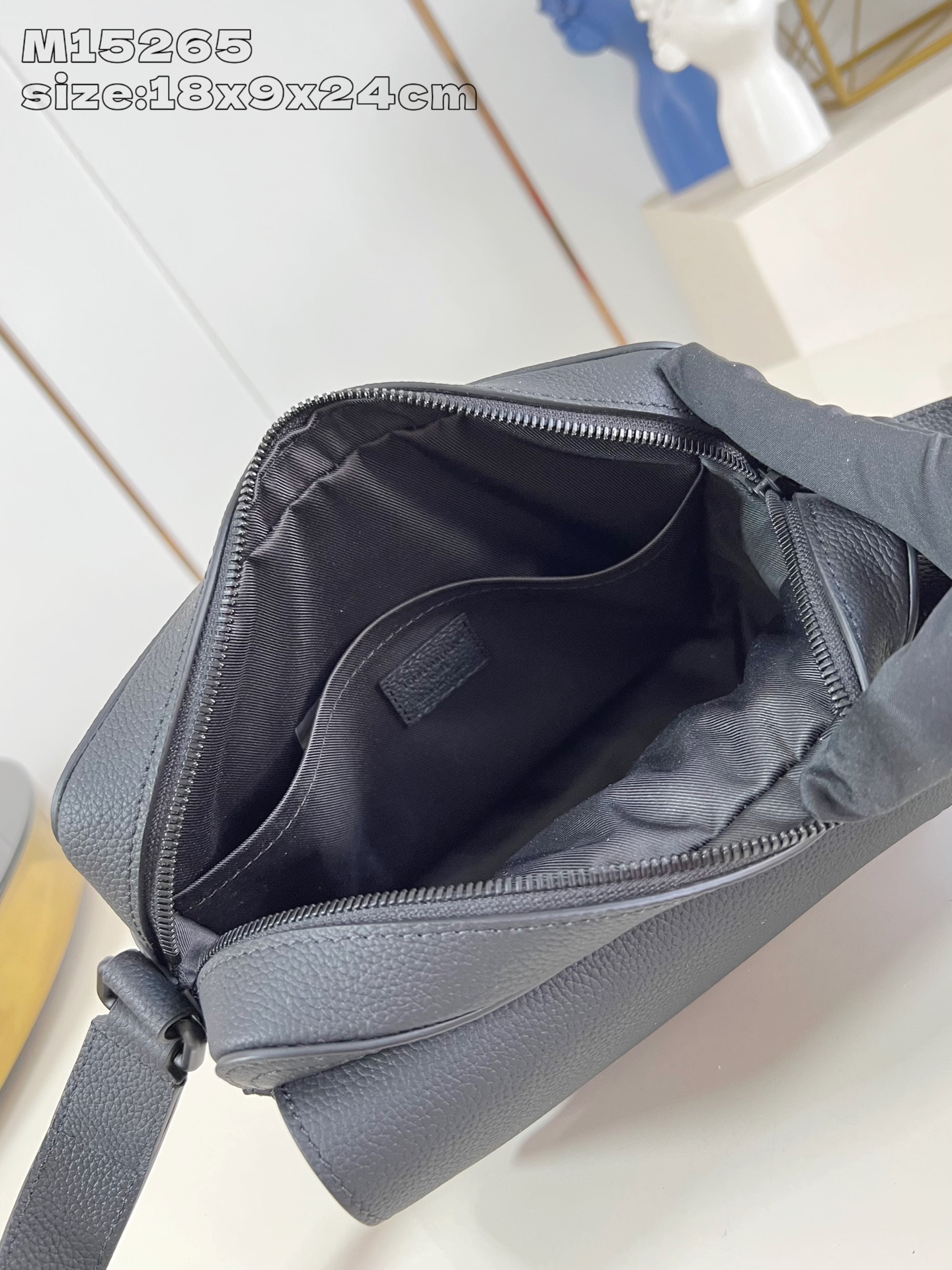 【顶级原单 M15265 】Boarding 邮差包取材轻质耐磨的蜡面牛皮革，为精巧构型搭配内外贴袋，便