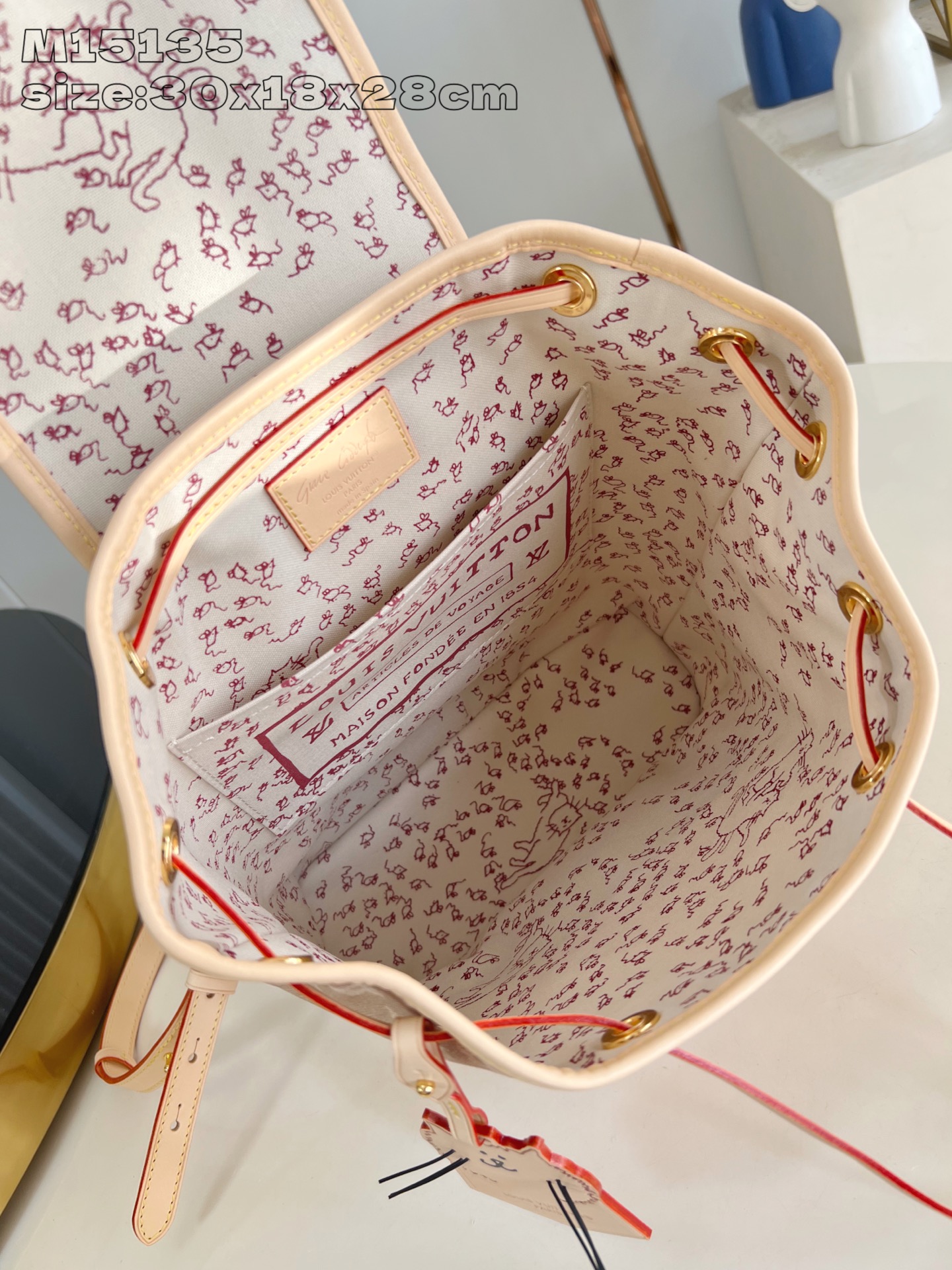 【顶级原单 M15135 】本款 Montsouris 小号双肩包出自 LV Travels With 