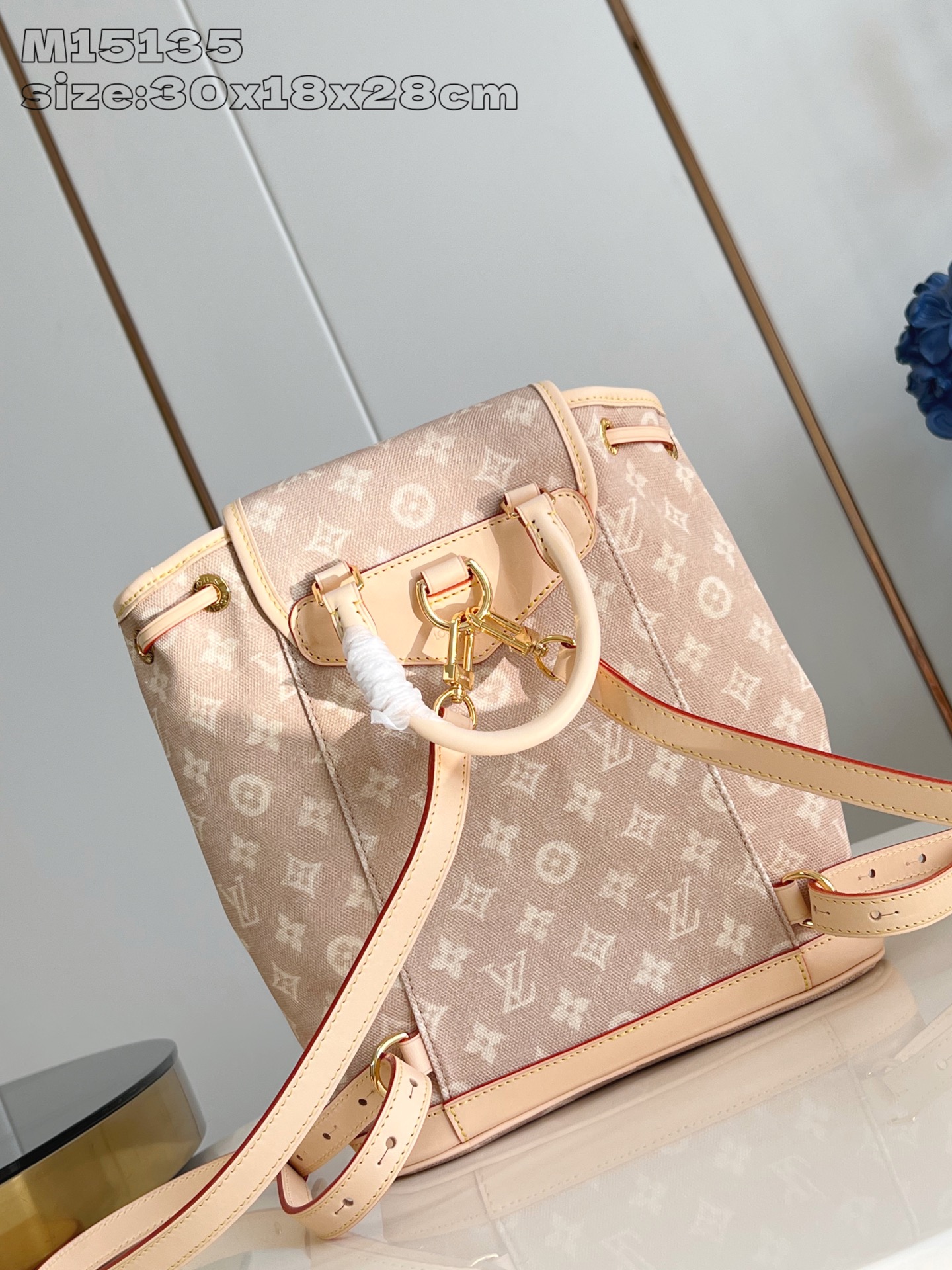 【顶级原单 M15135 】本款 Montsouris 小号双肩包出自 LV Travels With 