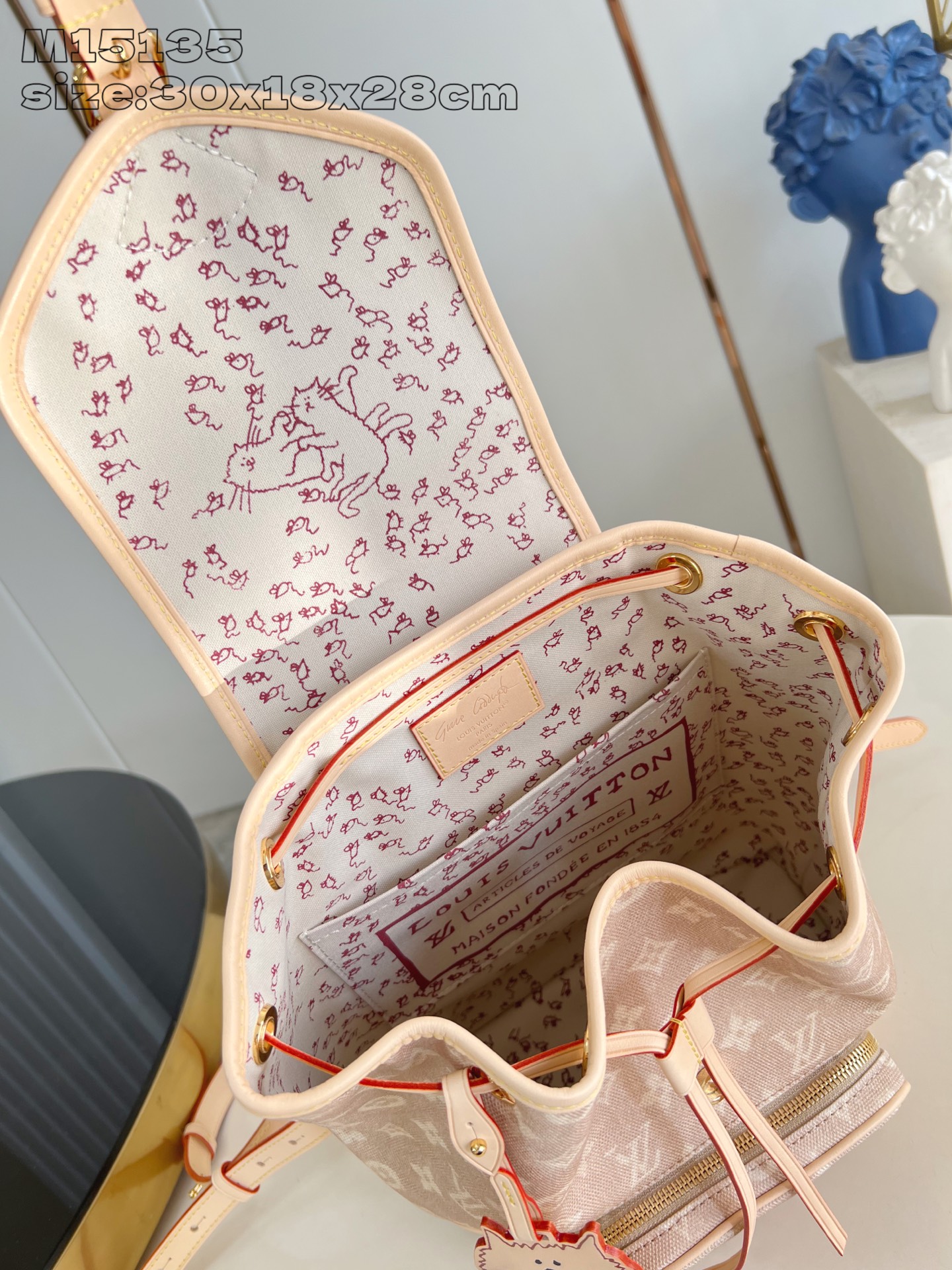 【顶级原单 M15135 】本款 Montsouris 小号双肩包出自 LV Travels With 