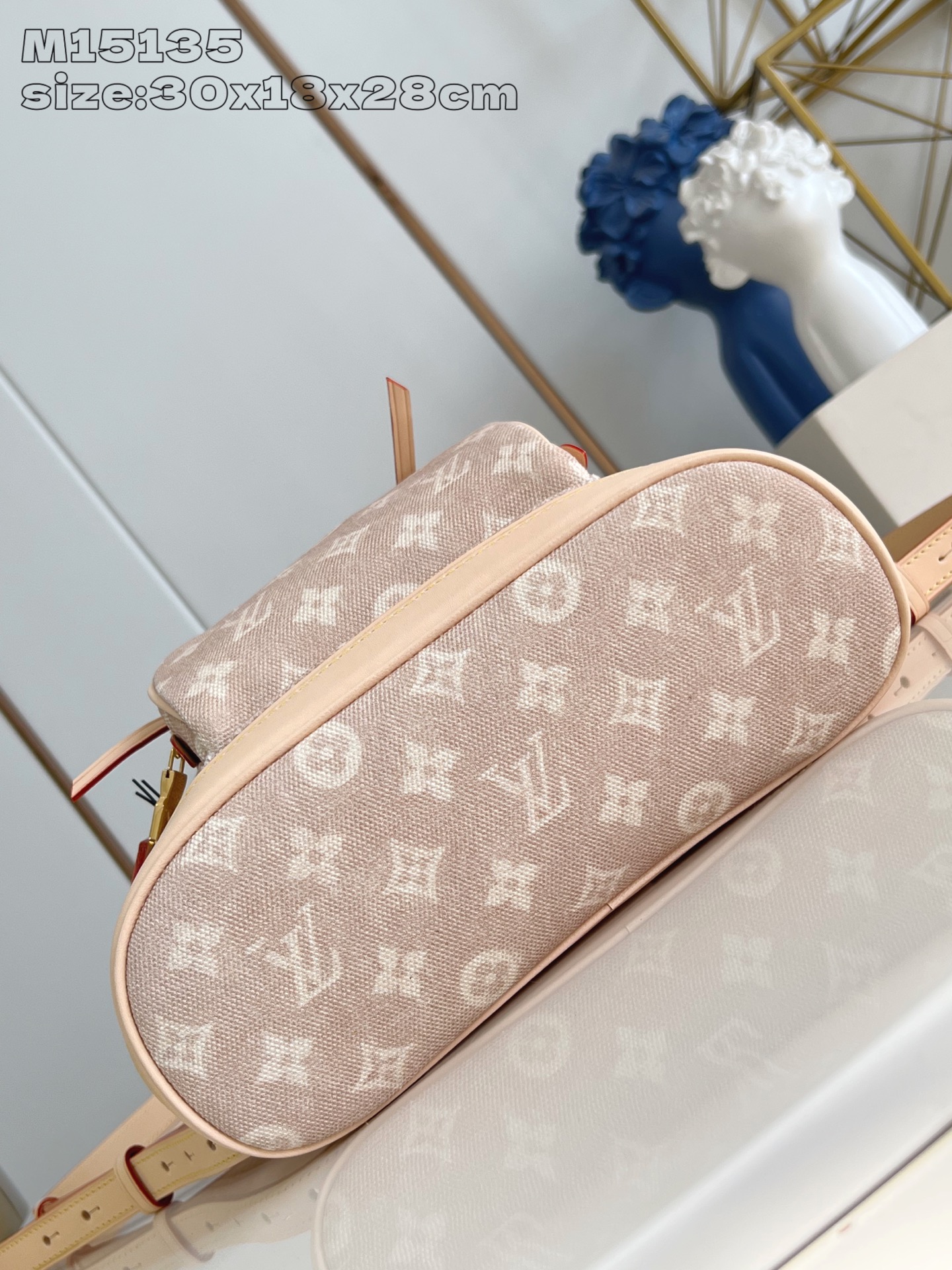 【顶级原单 M15135 】本款 Montsouris 小号双肩包出自 LV Travels With 