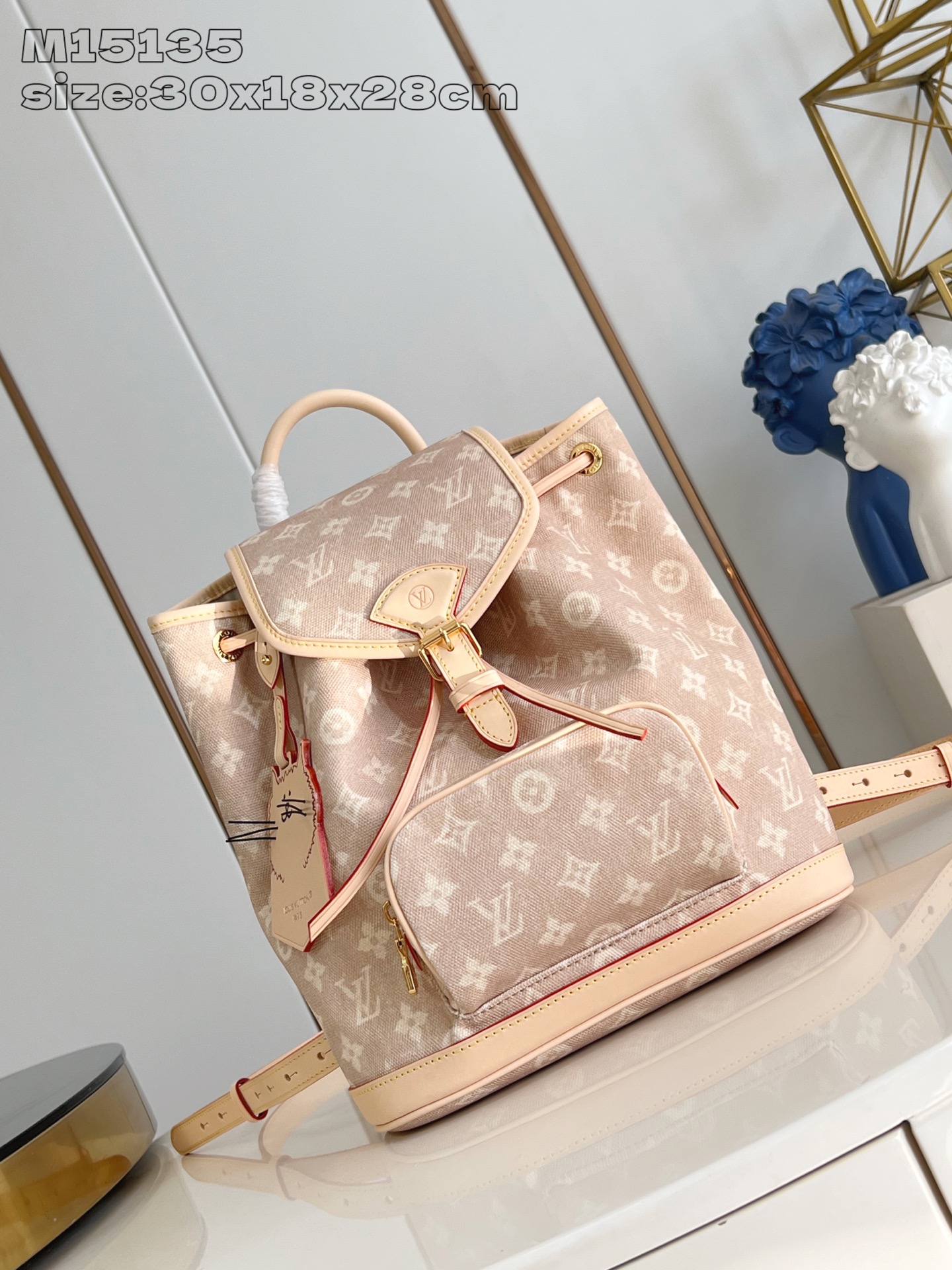 【顶级原单 M15135 】本款 Montsouris 小号双肩包出自 LV Travels With 