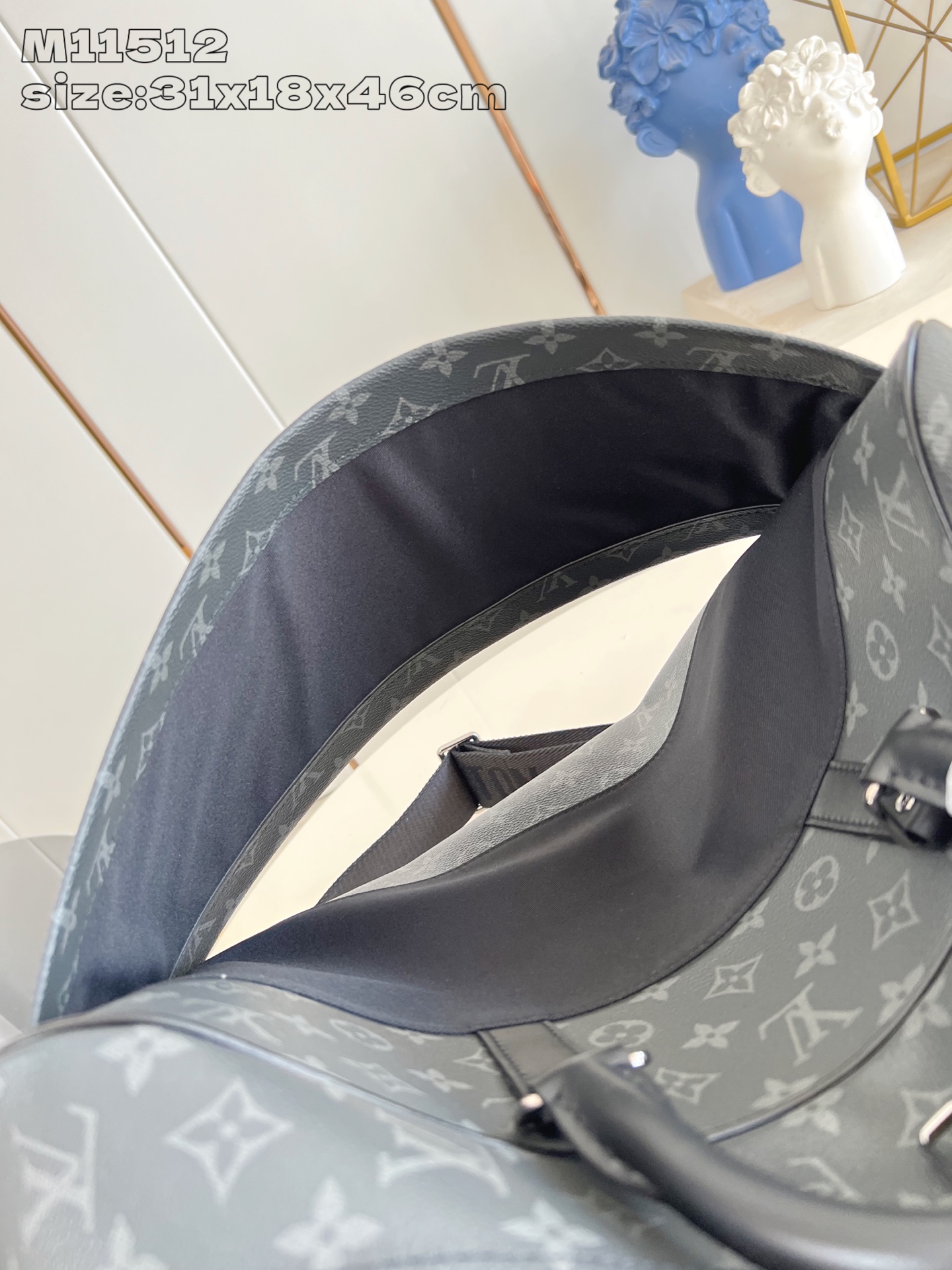 【顶级原单 M11512 】本款 Weekender 手袋以 Monogram Eclipse 帆布塑造