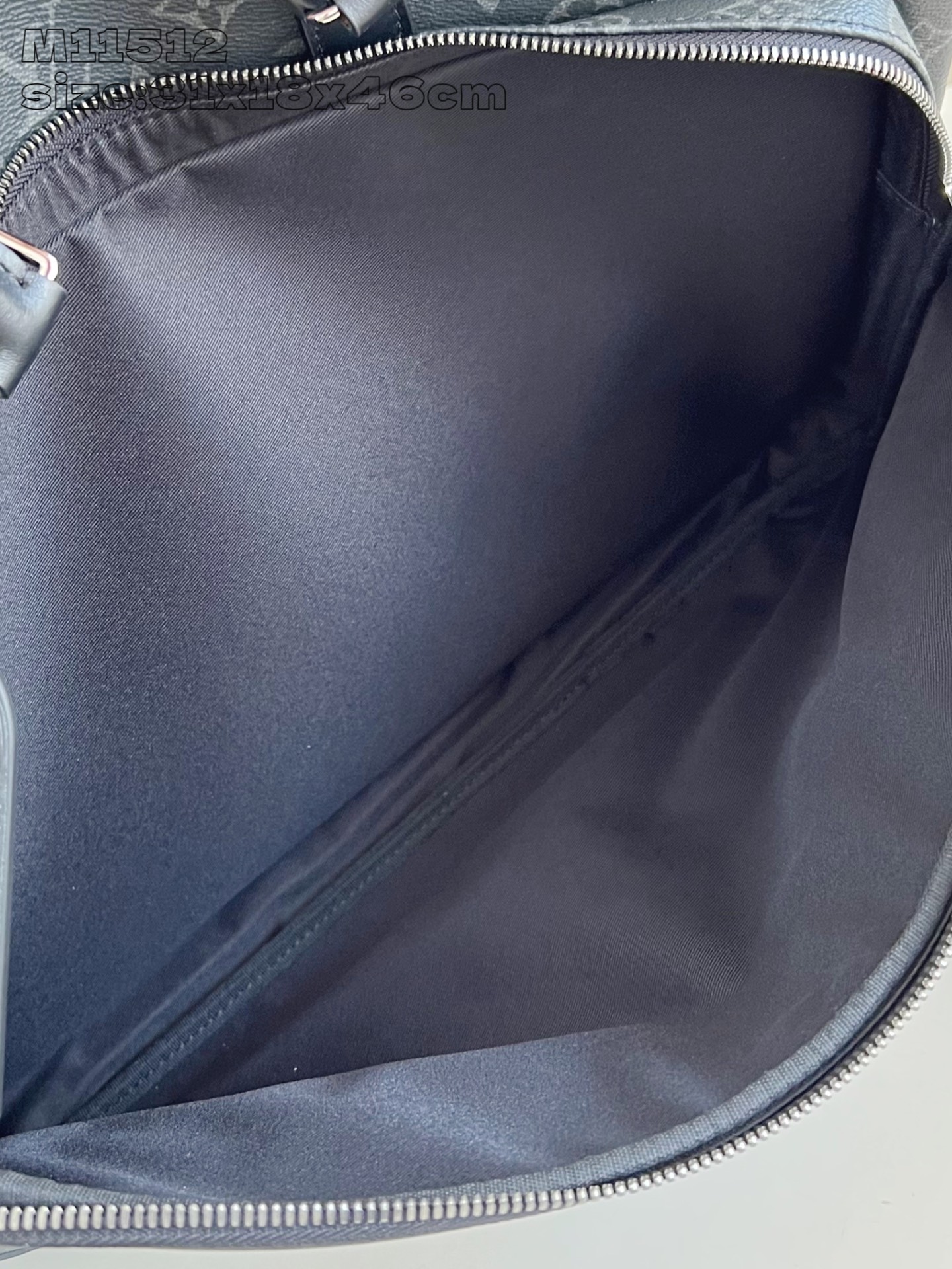 【顶级原单 M11512 】本款 Weekender 手袋以 Monogram Eclipse 帆布塑造