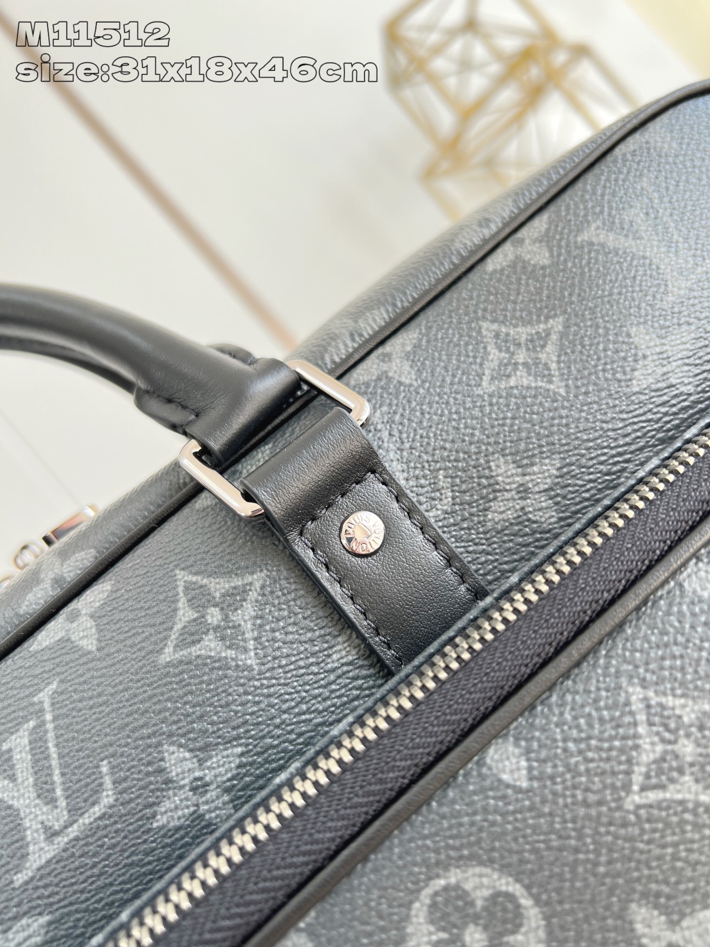 【顶级原单 M11512 】本款 Weekender 手袋以 Monogram Eclipse 帆布塑造