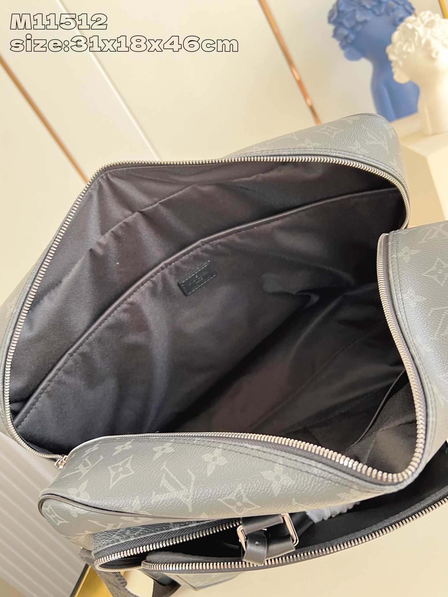 【顶级原单 M11512 】本款 Weekender 手袋以 Monogram Eclipse 帆布塑造