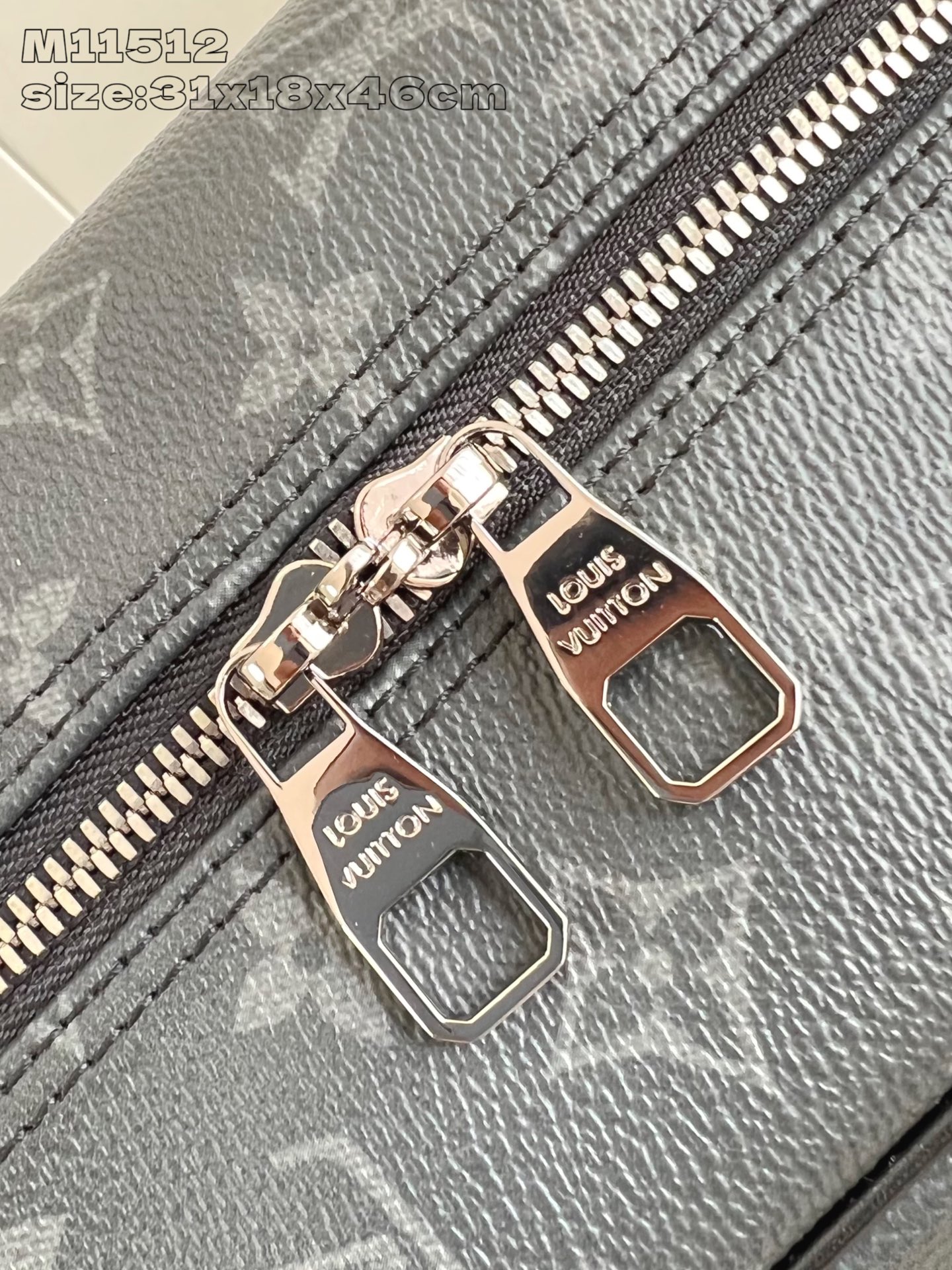 【顶级原单 M11512 】本款 Weekender 手袋以 Monogram Eclipse 帆布塑造