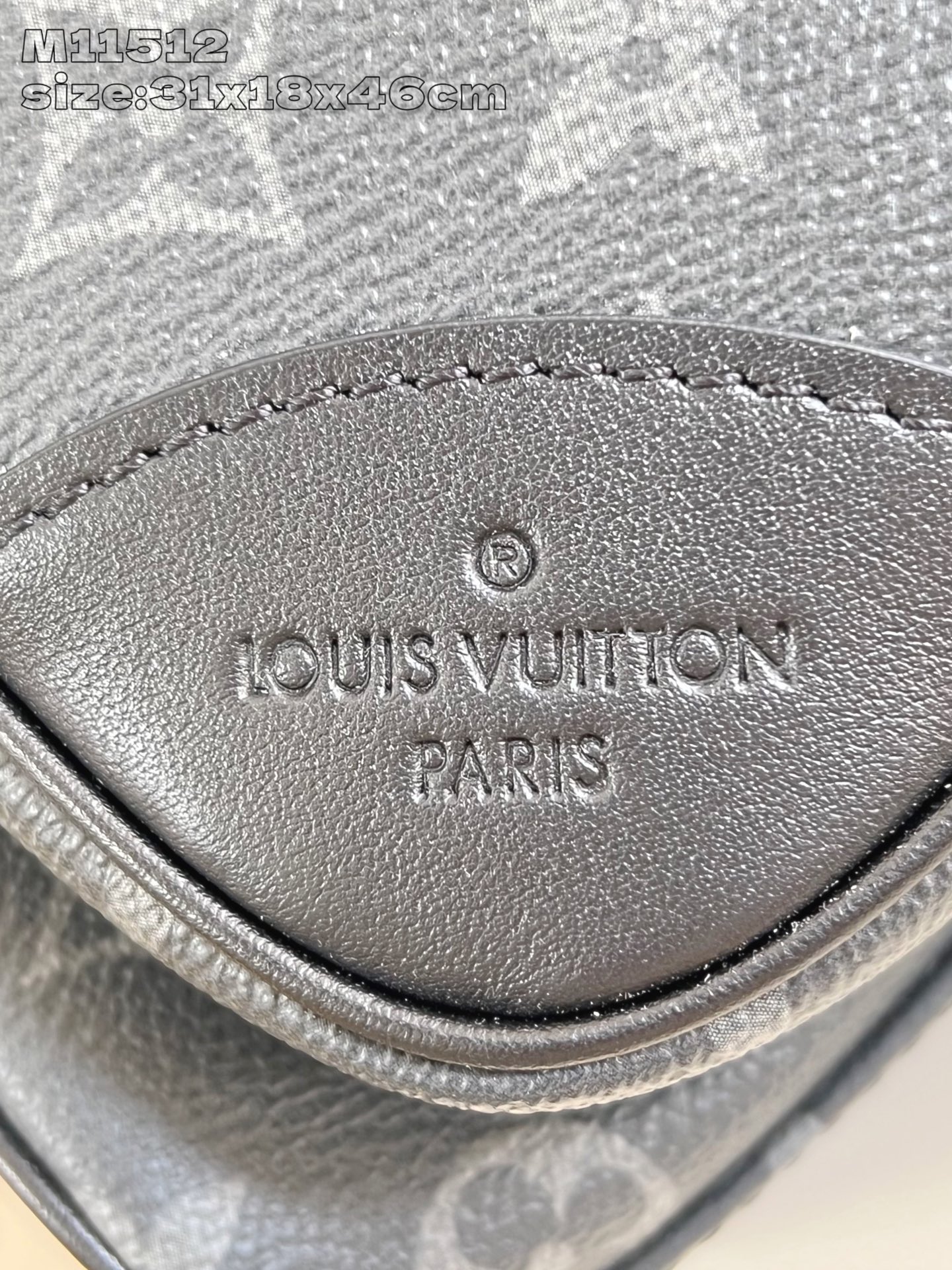 【顶级原单 M11512 】本款 Weekender 手袋以 Monogram Eclipse 帆布塑造