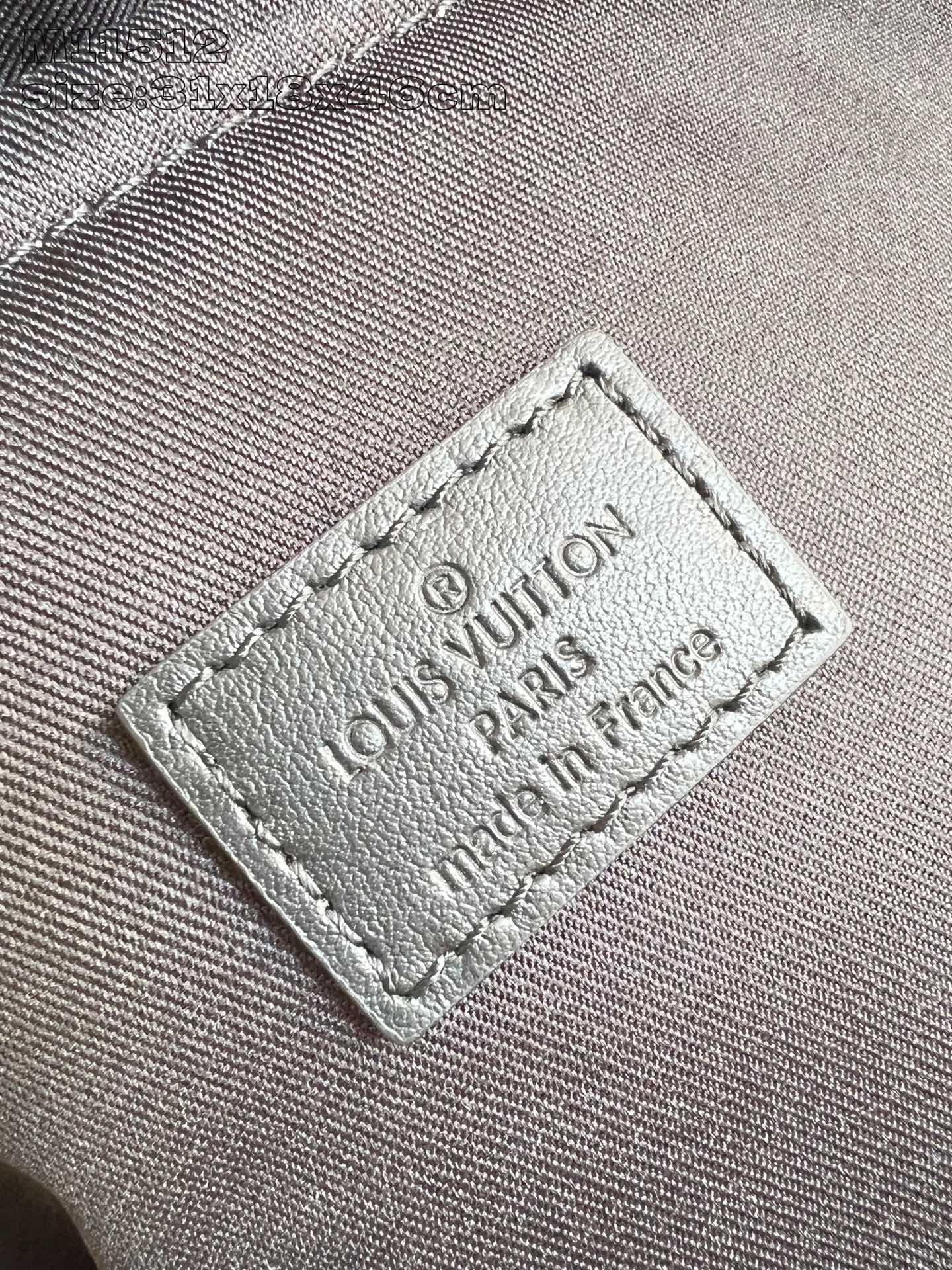 【顶级原单 M11512 】本款 Weekender 手袋以 Monogram Eclipse 帆布塑造