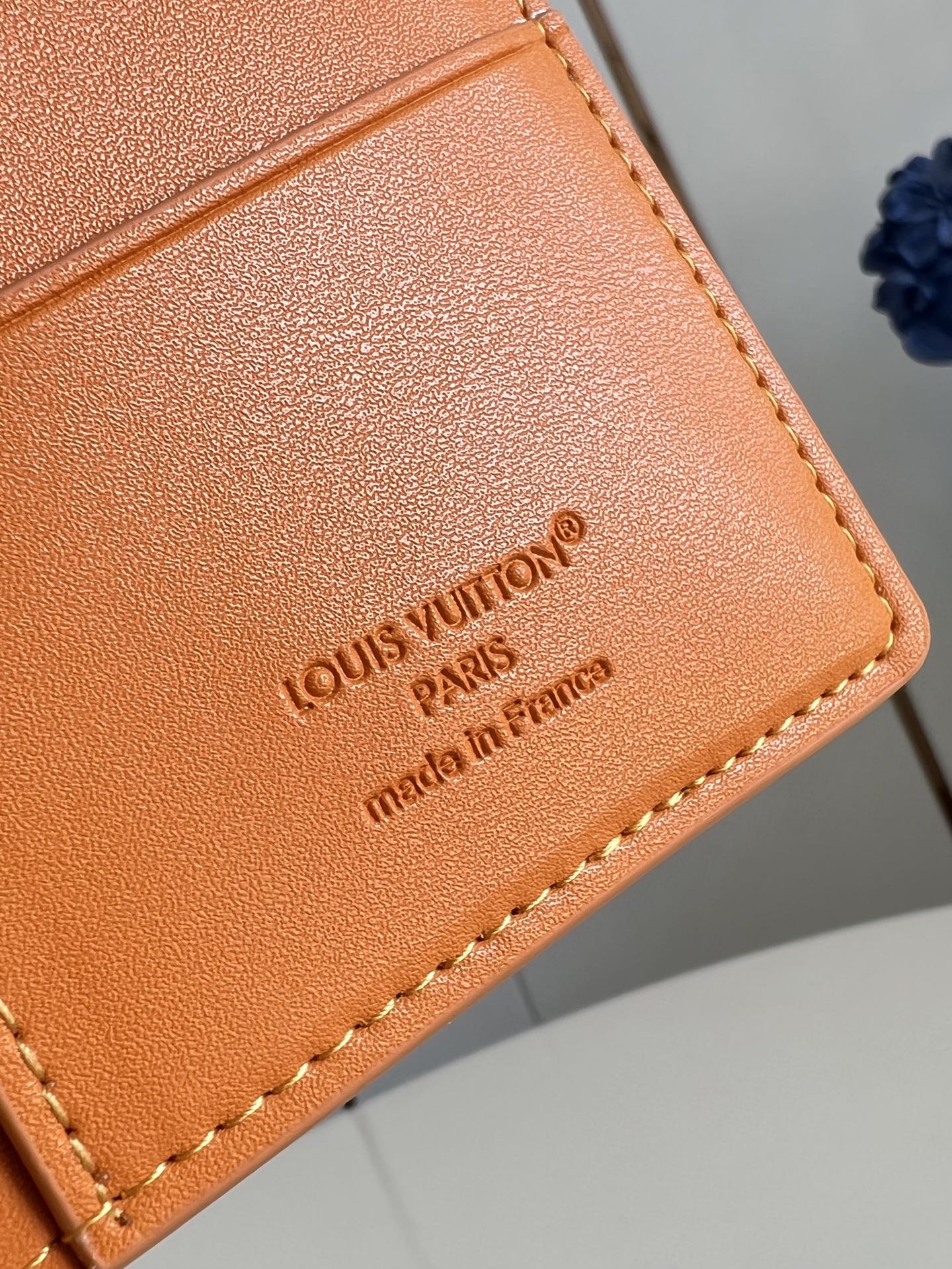 【顶级原单 M25940黄 】由全新标志性 Monogram Eclipse 帆布裁制而成，此款风格硬朗