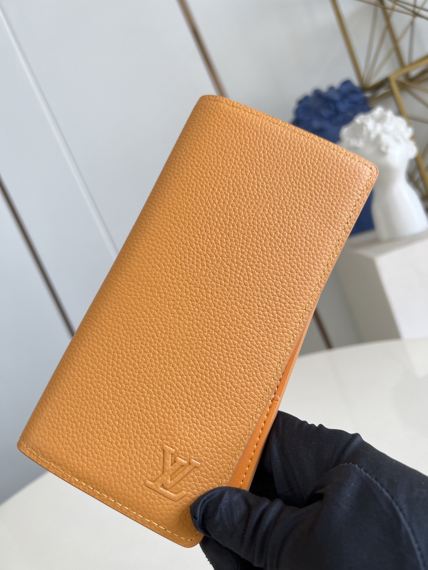 【顶级原单 M25940黄 】由全新标志性 Monogram Eclipse 帆布裁制而成，此款风格硬朗