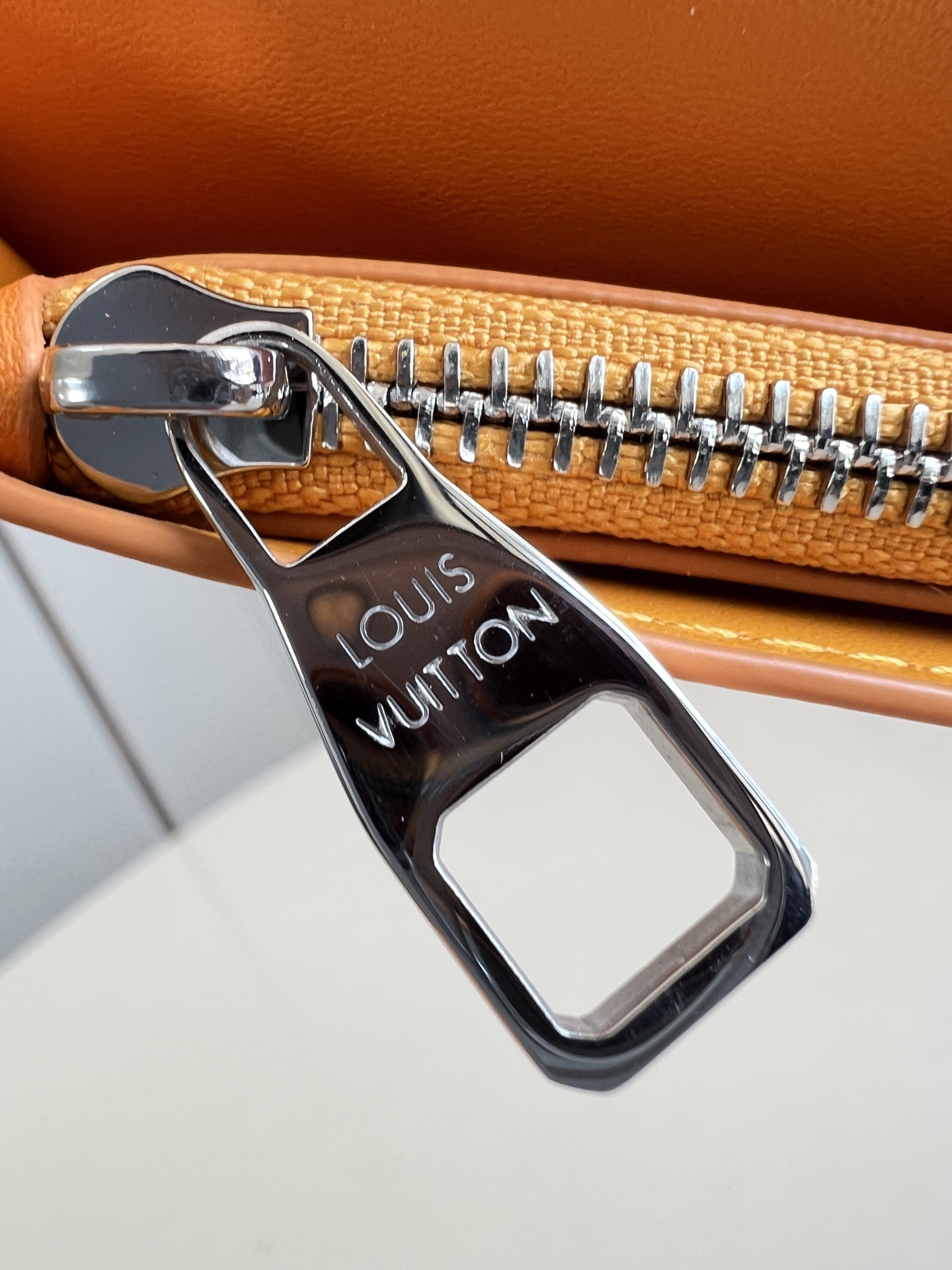 【顶级原单 M25940黄 】由全新标志性 Monogram Eclipse 帆布裁制而成，此款风格硬朗