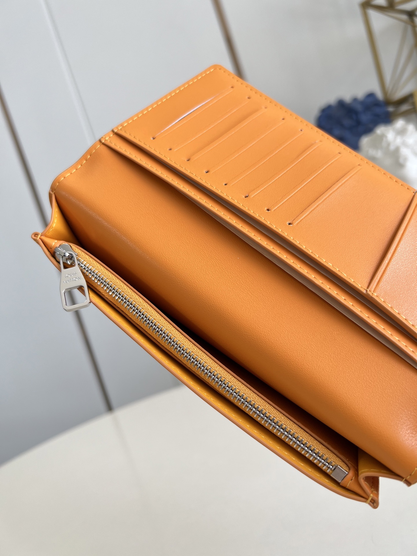 【顶级原单 M25940黄 】由全新标志性 Monogram Eclipse 帆布裁制而成，此款风格硬朗