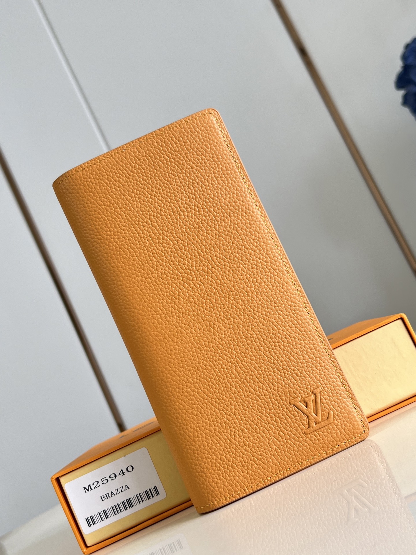 【顶级原单 M25940黄 】由全新标志性 Monogram Eclipse 帆布裁制而成，此款风格硬朗