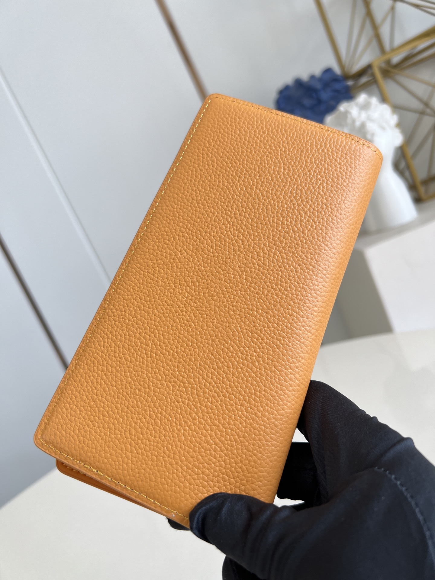 【顶级原单 M25940黄 】由全新标志性 Monogram Eclipse 帆布裁制而成，此款风格硬朗