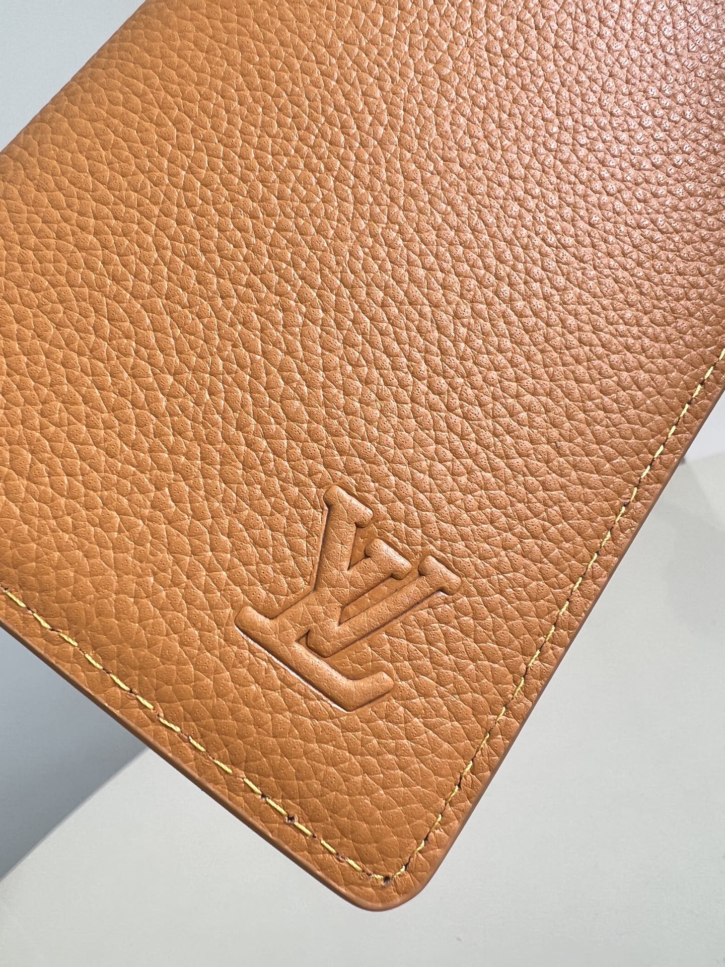 【顶级原单 M25940黄 】由全新标志性 Monogram Eclipse 帆布裁制而成，此款风格硬朗